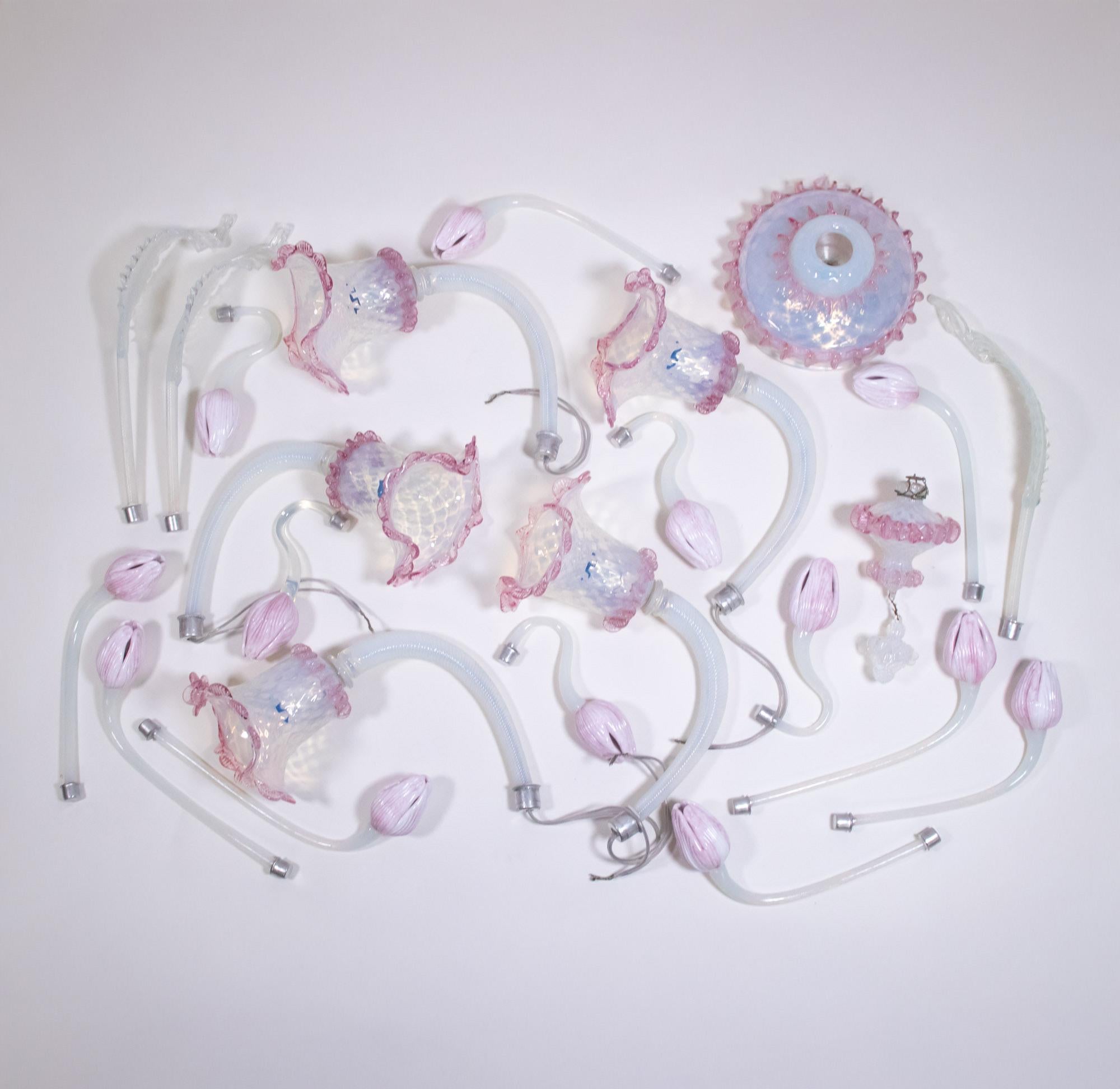 Lampadario barocco d'epoca in stile opalino di Murano con tulipani lattimo rosa e Rig in vendita 1