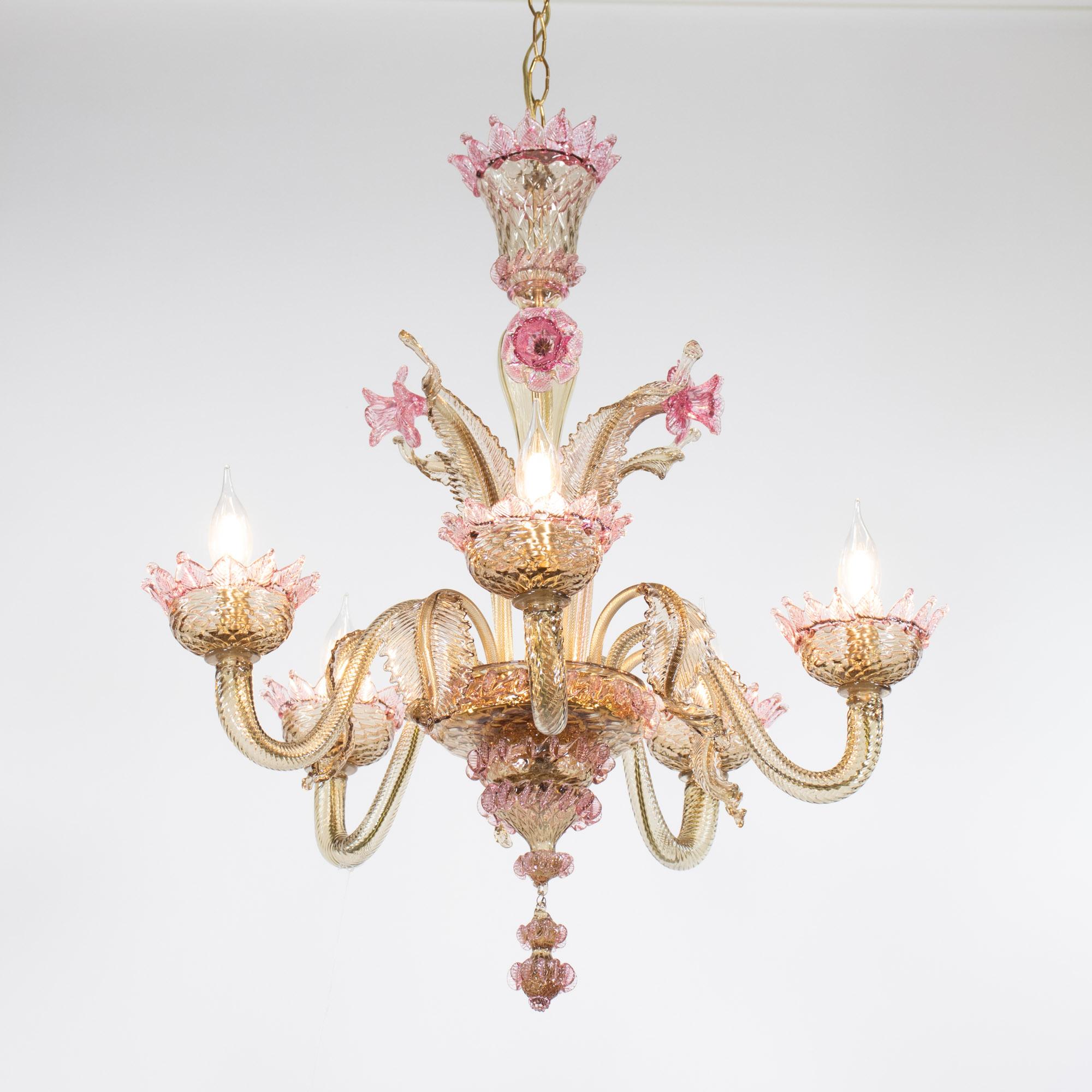 Dieser exquisite zweifarbige Kronleuchter aus karamell- und himbeerrosafarbenem Murano-Glas ist ein Meisterwerk der Murano-Glaskunst. Mit einer bauchigen Mittelsäule mit sprießenden Details, hier stilisiert mit Narzissen und Blättern, und fünf