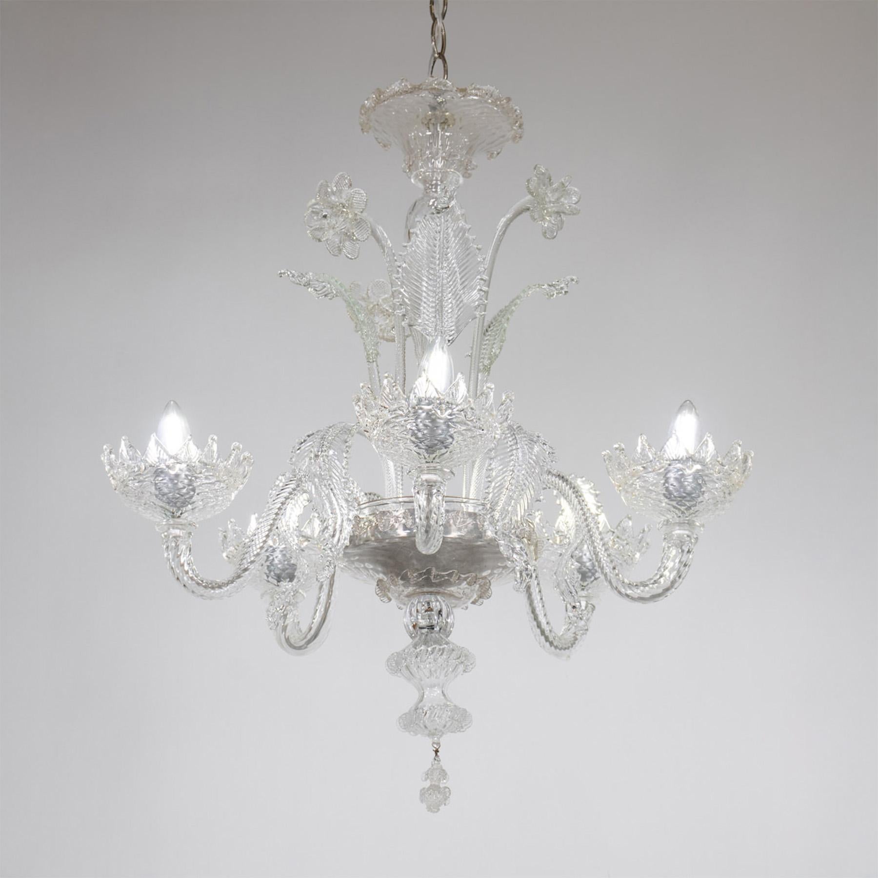 Dieser handgefertigte Cristallo Murano-Kronleuchter hat fünf wellenförmige Arme und verfügt über eine bauchige Mittelsäule mit sprießenden natürlichen Details, die hier mit Narzissen und Blättern stilisiert sind. Die Arme enden in abgerundeten
