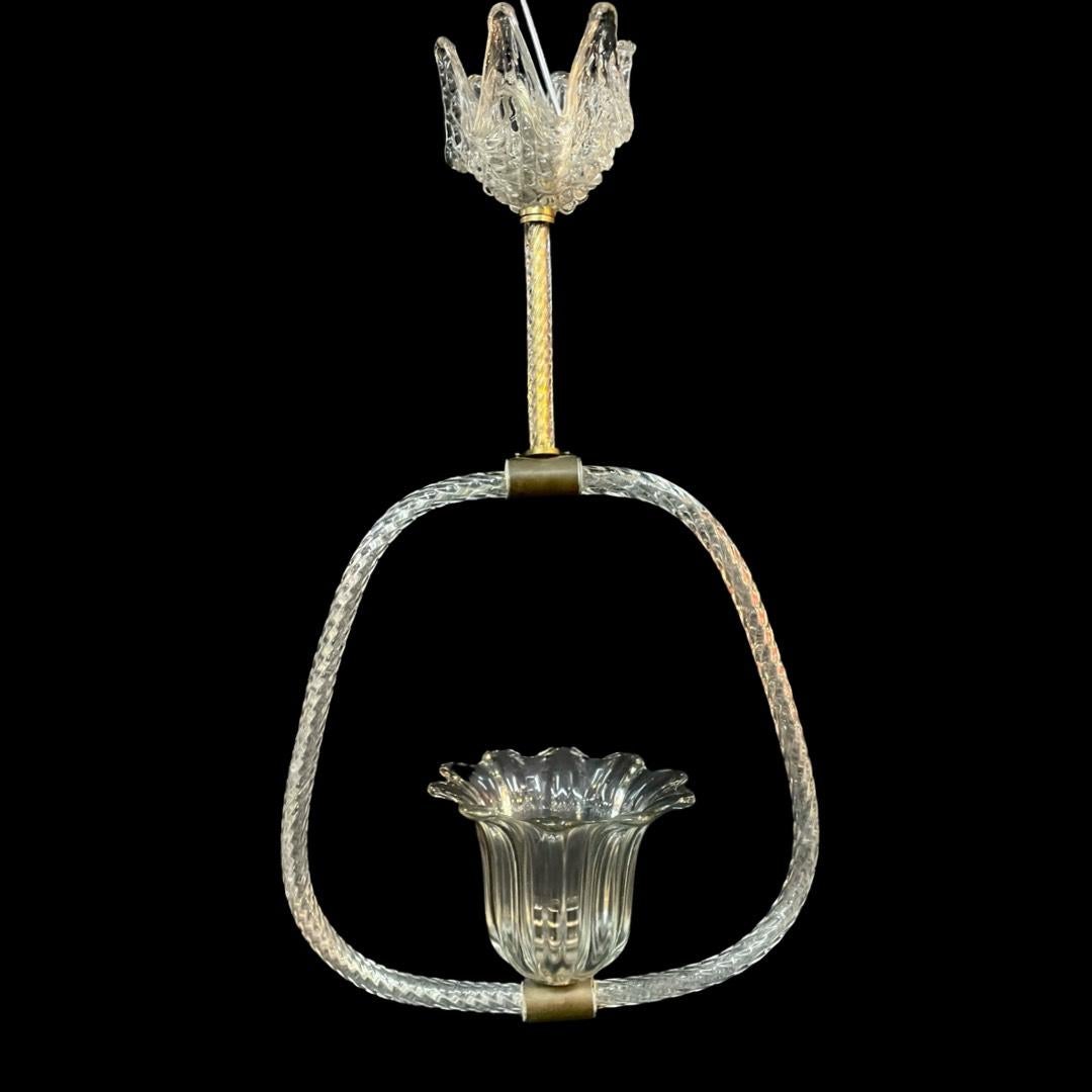 Elegante Vintage Art Deco Murano Pendelleuchte.

Rahmen aus mundgeblasenem Muranoglas mit floralem Muranoglasschirm.

Eine Aussage, ein interessantes und gesprächiges Stück.

Verleiht jedem Raum in Ihrem Zuhause ein schönes, klassisches