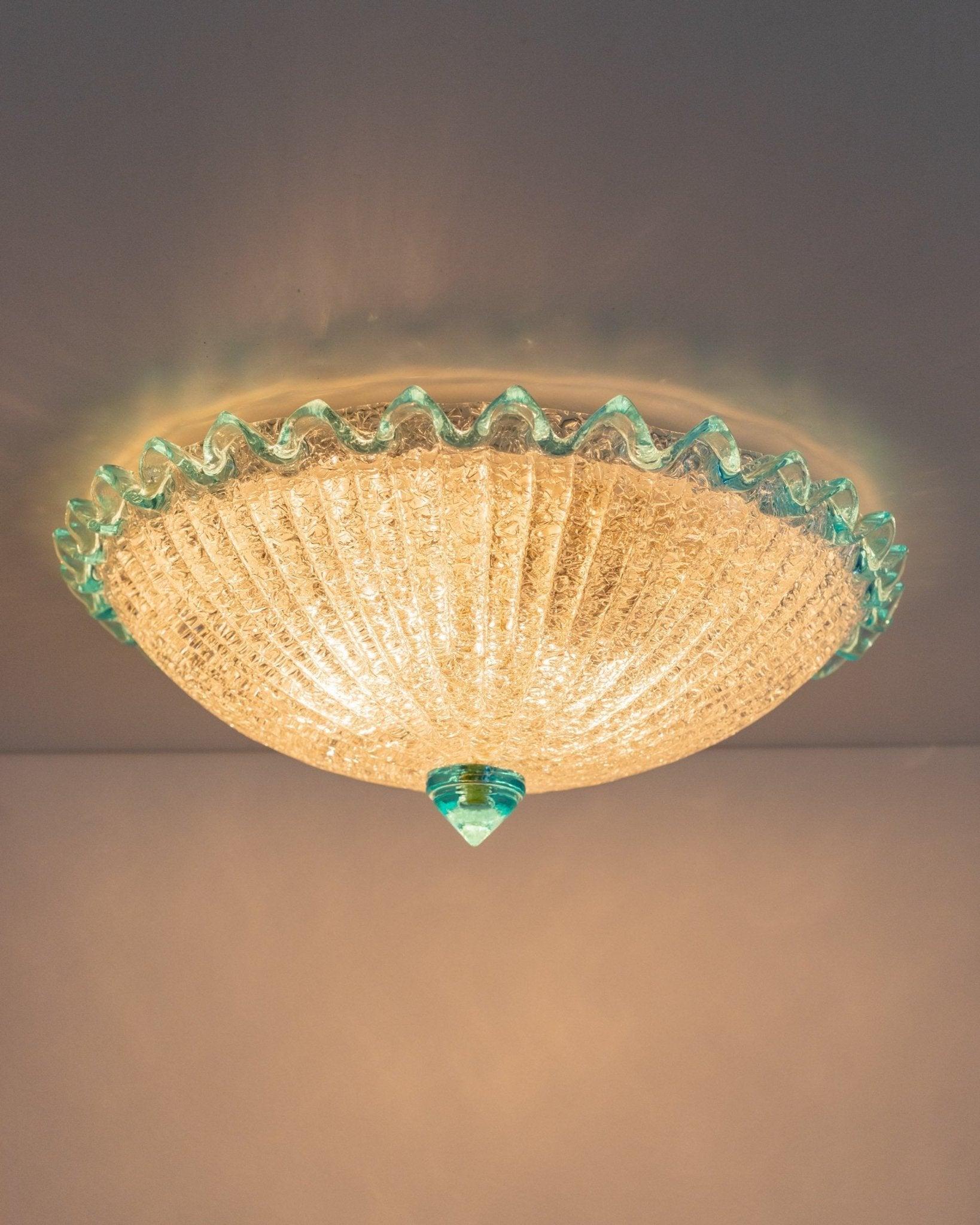 Vintage Barovier e Toso ceiling lamp - light blue, transparent glass with structure - Hollywood Regency - Mid Century Italy 60s - Lighting

High-quality ceiling chandelier, which is attributed to Barovier e Toso. The hand-blown Murano glass shade,
