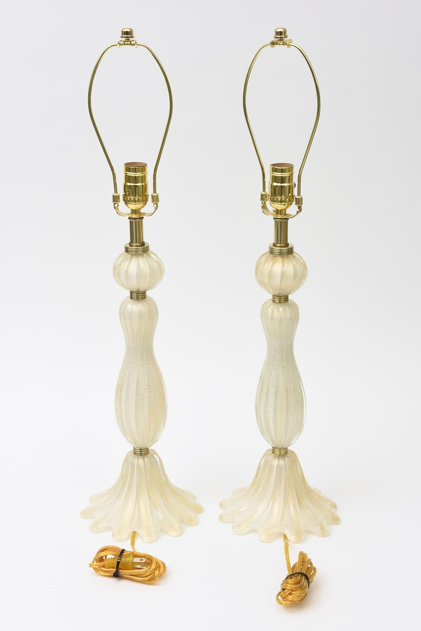 Questa coppia di splendide lampade da tavolo in vetro soffiato a mano in avventurina dorata di Barovier&Toso, risalenti ai primi anni del Novecento, è dotata di 3 accessori rotondi in ottone. La loro insolita base palmata di 8 pollici di diametro è