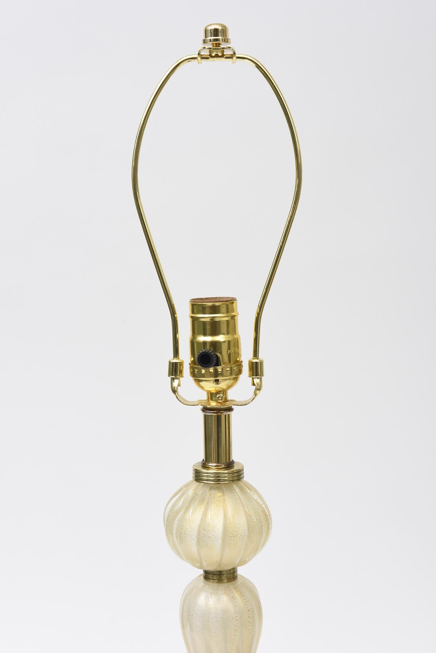 Barovier&Toso d'epoca, avventurina d'oro e ottone, lampade da tavolo a gradini, coppia di lampade da tavolo In condizioni buone in vendita a North Miami, FL