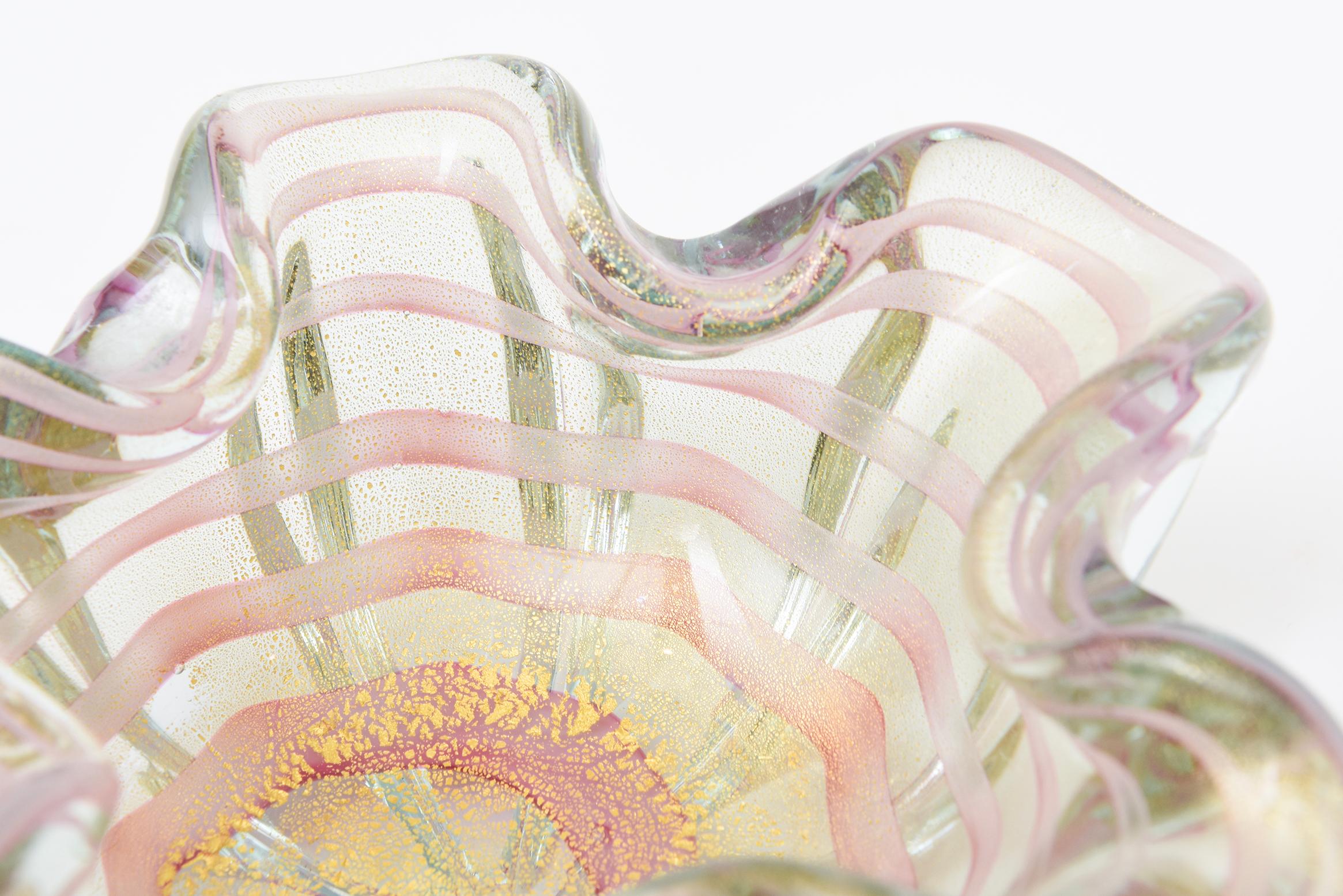 Diese schöne Schale aus Murano-Glas von Barovier e Toso ist italienisch und stammt aus den 50er Jahren. Es hat rosa Bänder in halbkreisförmigem Design und Format mit gefalteten Rändern, die nach innen und außen gehen, umgeben. Reichlich Gold
