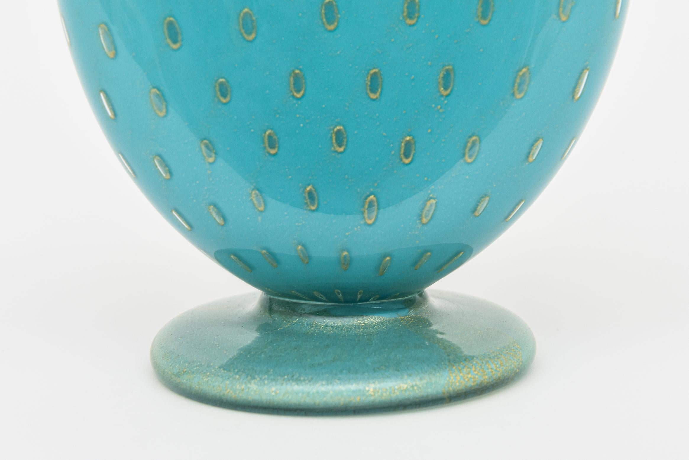 Milieu du XXe siècle Vintage Barovier&Toso Murano Turquoise Glass Vessel Bottle With Gold Droplets (Bouteille en verre turquoise avec des gouttes d'or) en vente
