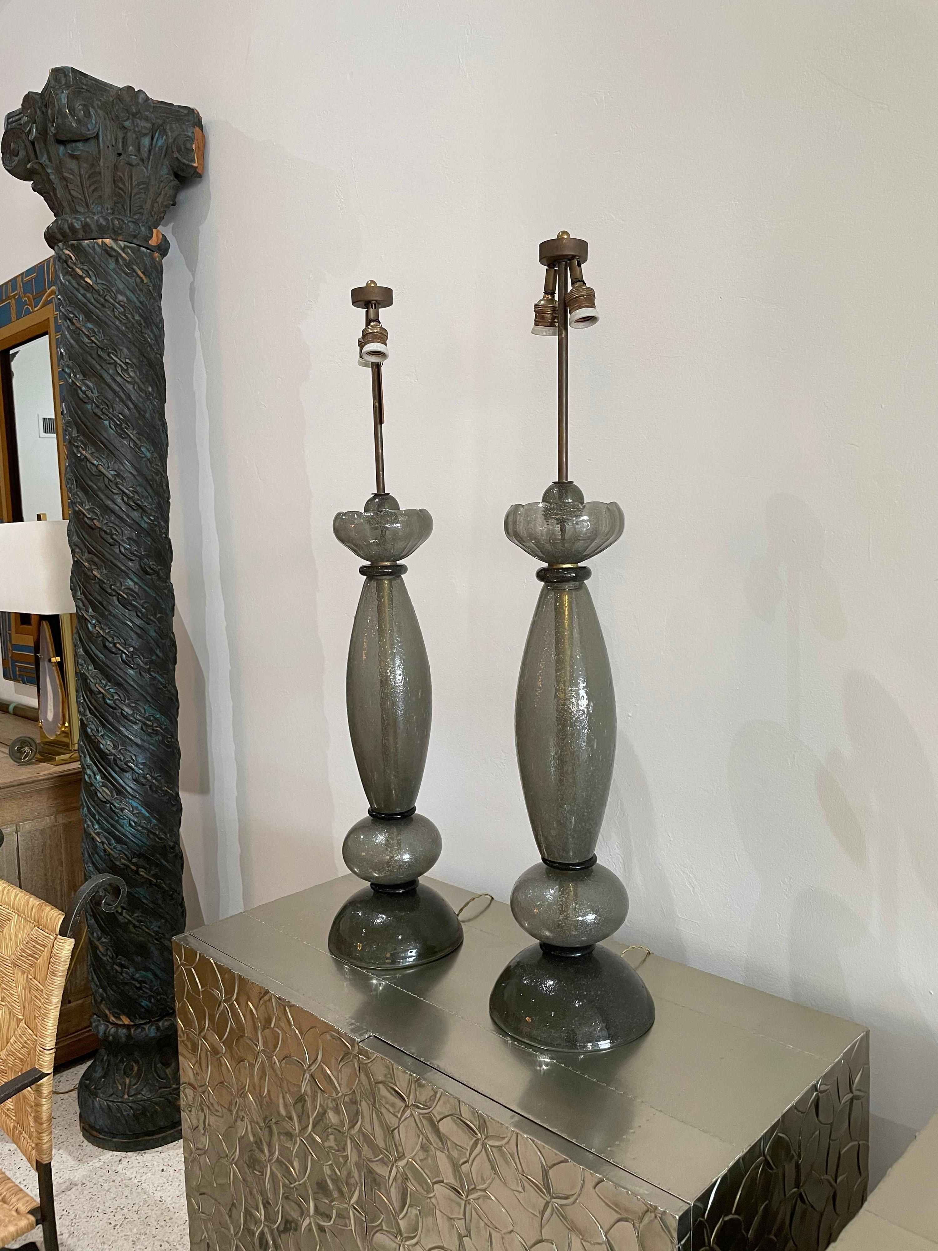 Queste lampade da tavolo alte in vetro di Murano grigio sono firmate Vintage Barovier e Toso. Tutto originale e in ottime condizioni. Lampade molto importanti. Queste lampade da tavolo alte in vetro di Murano grigio sono firmate Barovier e Toso