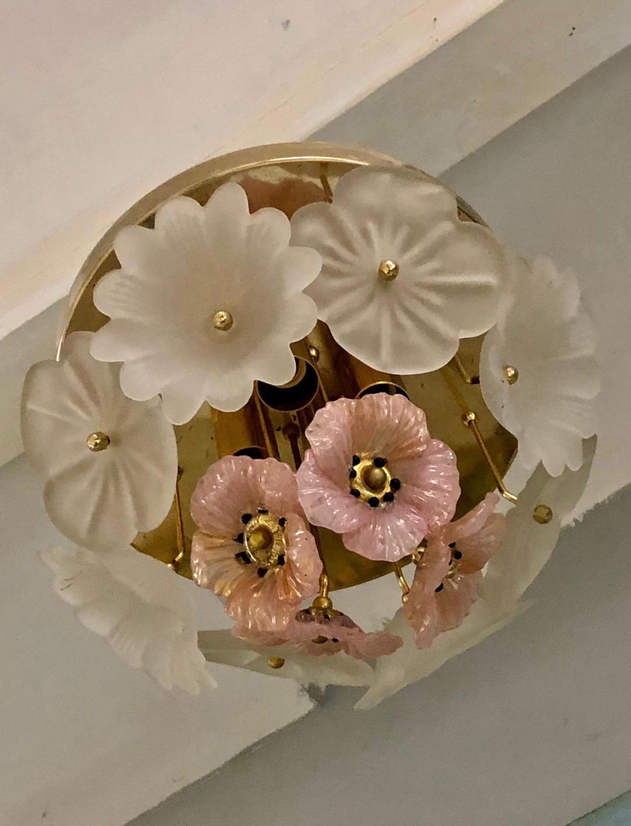 Beautiful Barovier & Toso ceiling light with four sockets and pink anemone flower in Murano glass handmade enhanced with gold, gilt frame.
Delicate, fragile and feminine this scones lightening will bring a romantic touch to any room in your