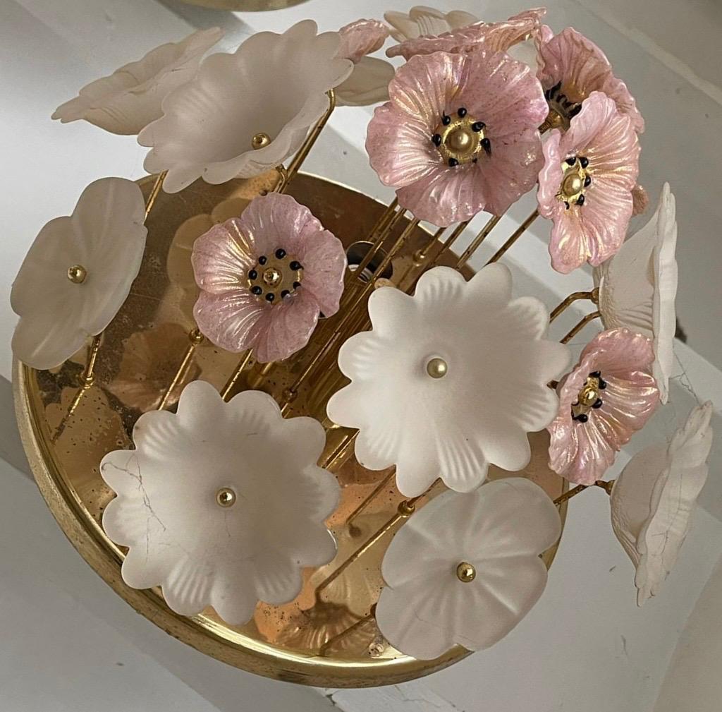 Beautiful Barovier & Toso ceiling light with four sockets and pink anemone flower in Murano glass handmade enhanced with gold, gilt frame.
Delicate, fragile and feminine this scones lightening will bring a romantic touch to any room in your