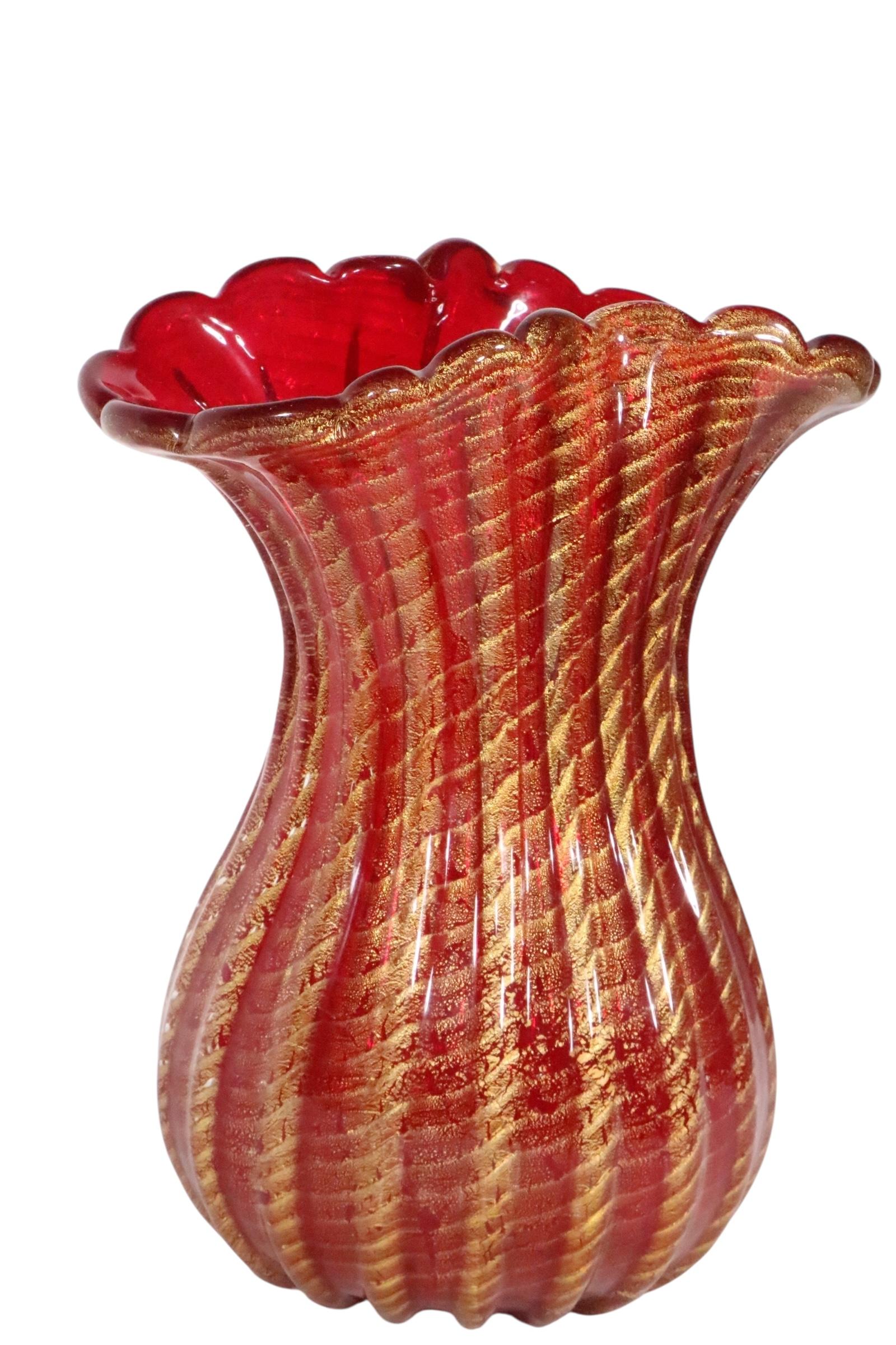 Eccezionale vaso in vetro artistico di metà secolo realizzato a Murano, in Italia, da Ercole Barovier, per Barovier&Toso, negli anni '50 circa, come parte dell'iconica serie Cordonato D'Oro. Questo splendido vaso è caratterizzato da un corpo in
