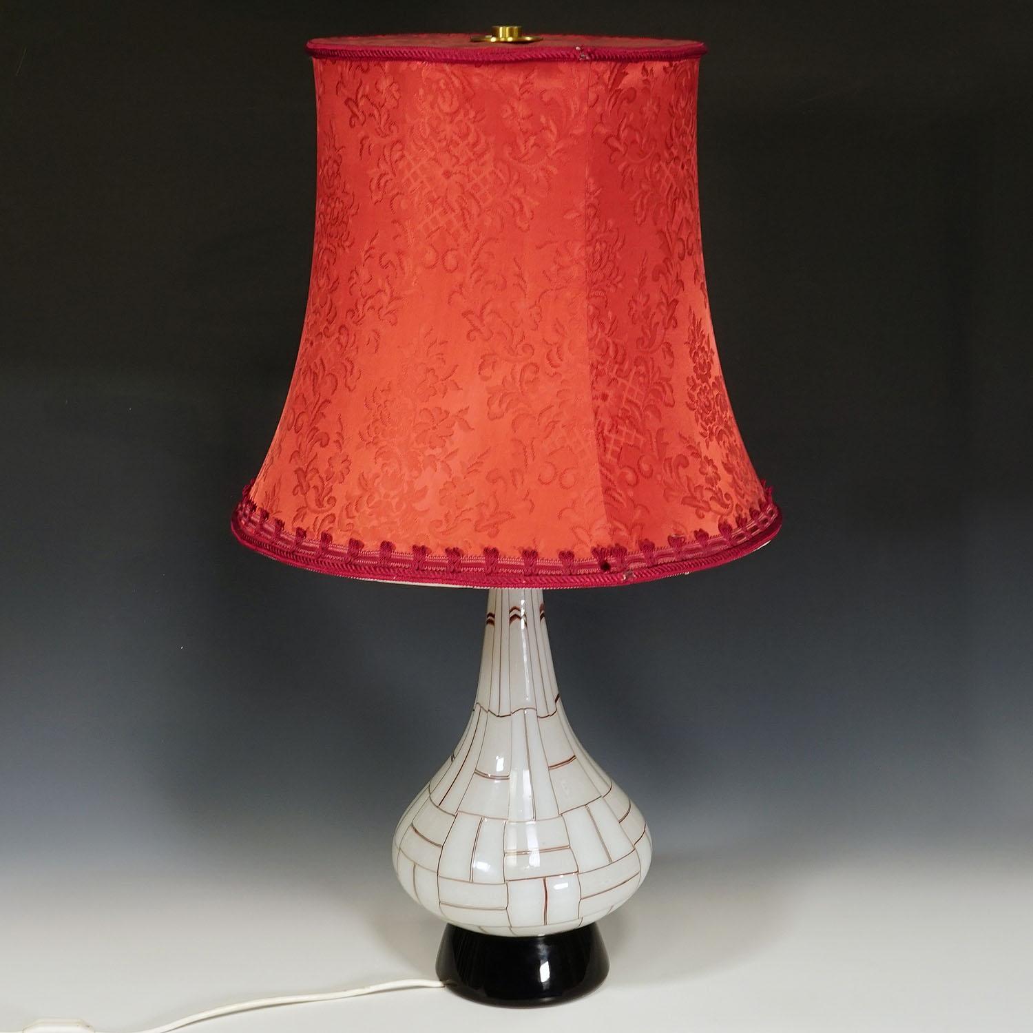 Vintage Barovier & Toso 'Sidone' Table Lamp, Murano circa 1960s

A rare table lamp of the Sidone series designed by Ercole Barovier in 1957 and manufactured by Barovier & Toso, Murano around 1960s. The Sidone series is made of melted rectangular