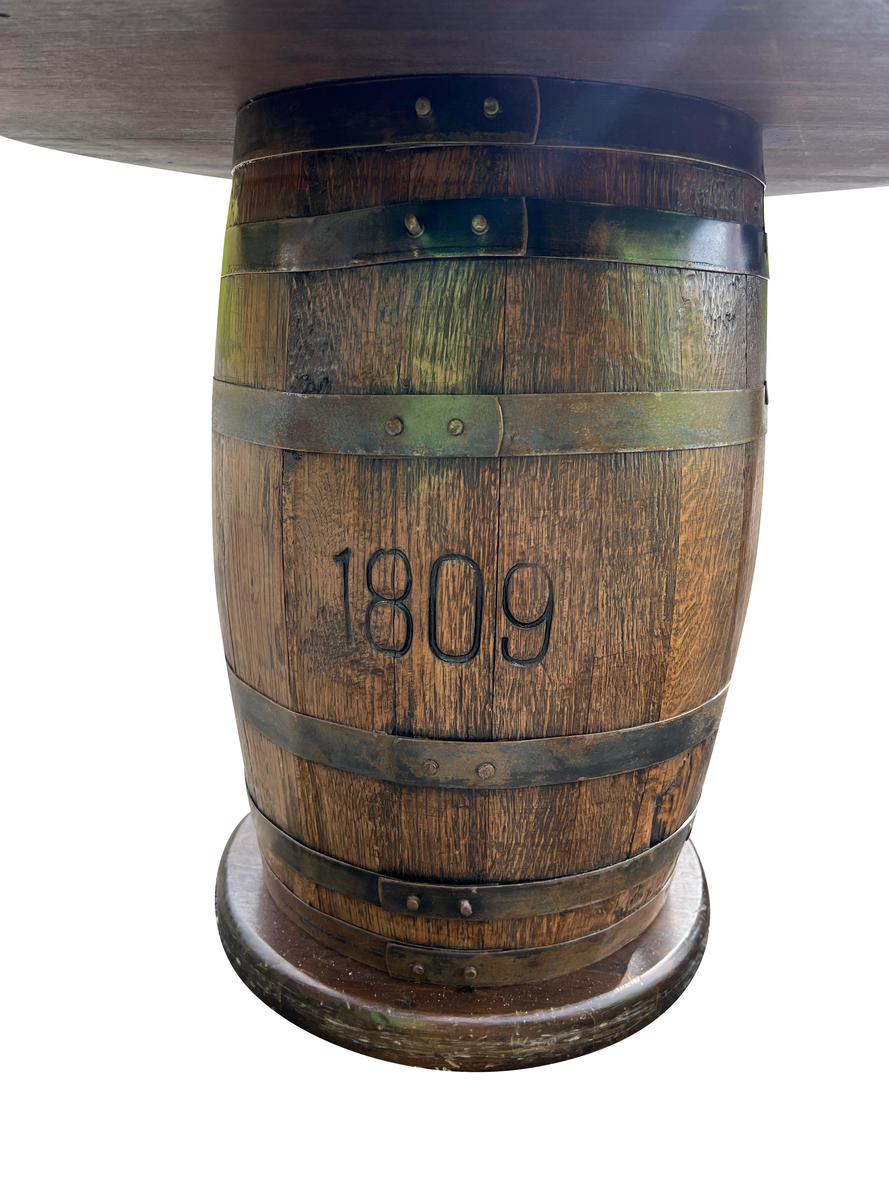 Vintage Barrel Beistelltisch von Night Watch Lamp Co.

Verleihen Sie Ihrem Zuhause einen Hauch von rustikalem Charme mit diesem Beistelltisch im Vintage-Look von Night Watch Lamp Co. Dieses einzigartige Stück verbindet die Wärme des Holzes mit dem