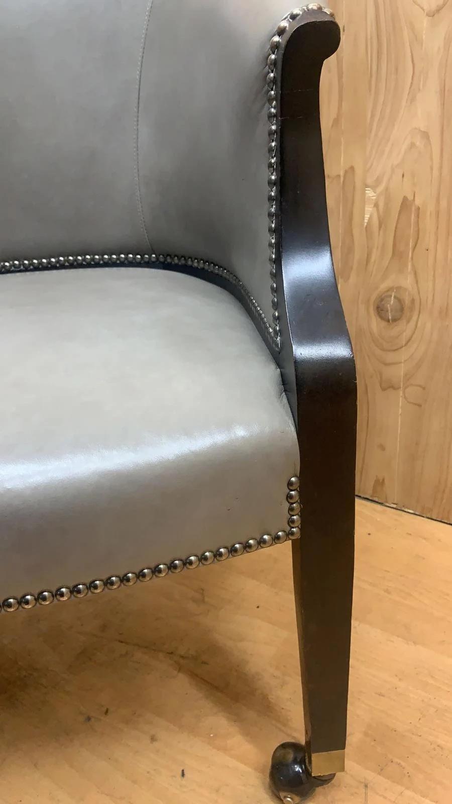Klassischer Vintage Castered Barrel Back Side-Chair  mit grauem ebonisiertem Gestell, gepolstert mit grauem Original-Vollnarbenleder von Howard Lorton Furniture & Design's Hickory Chair

Der Hickory Chair hat eine klassische Form A, die von der