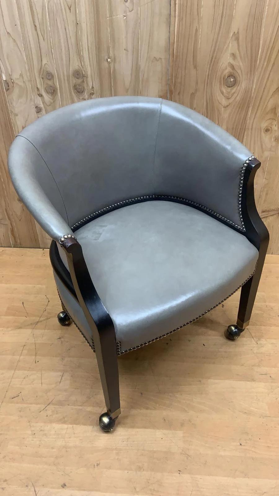 Moderne Chaise d'appoint vintage à dossier en tonneau avec structure ébonisée grise et cuir pleine fleur en vente
