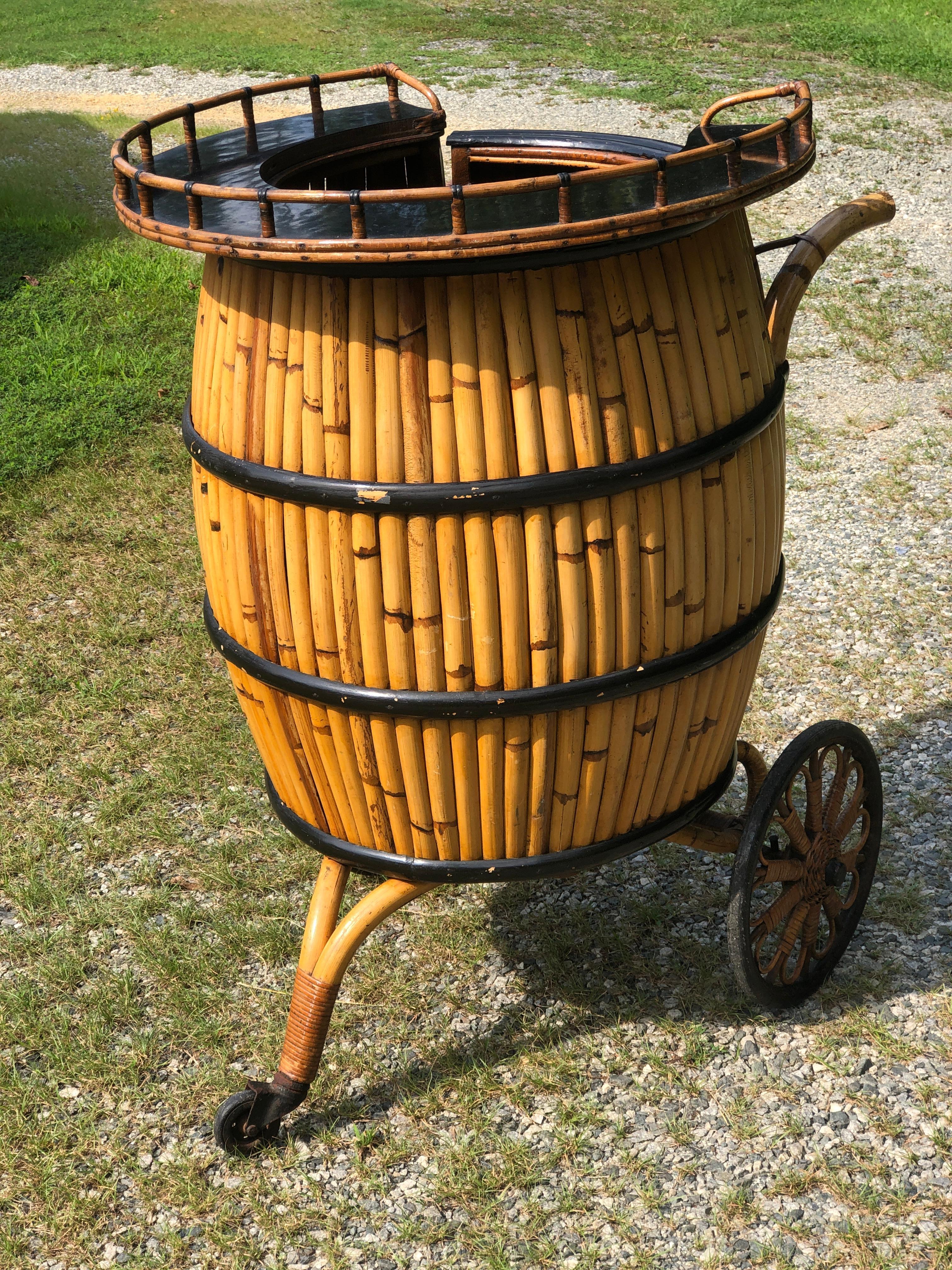 Bar vintage en rotin en forme de tonneau en vente 4