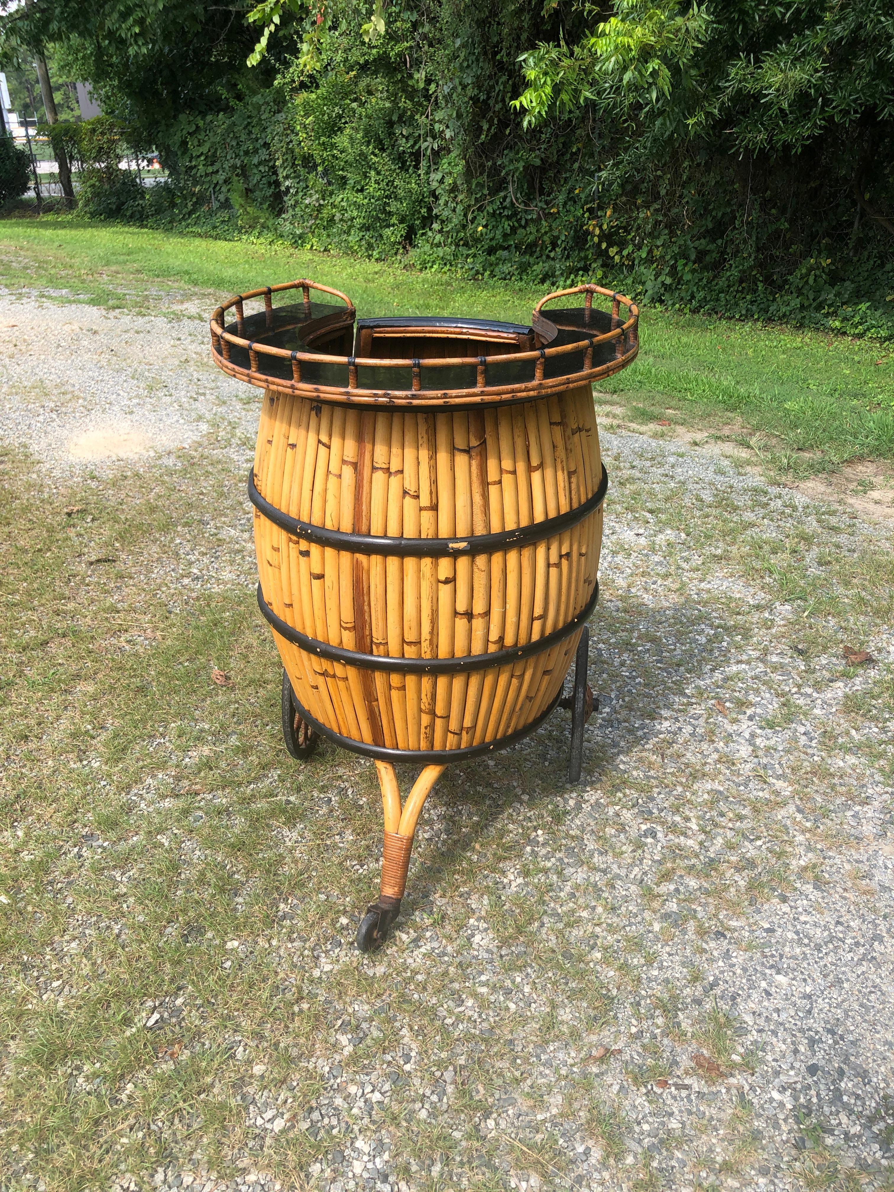 Bar vintage en rotin en forme de tonneau en vente 5
