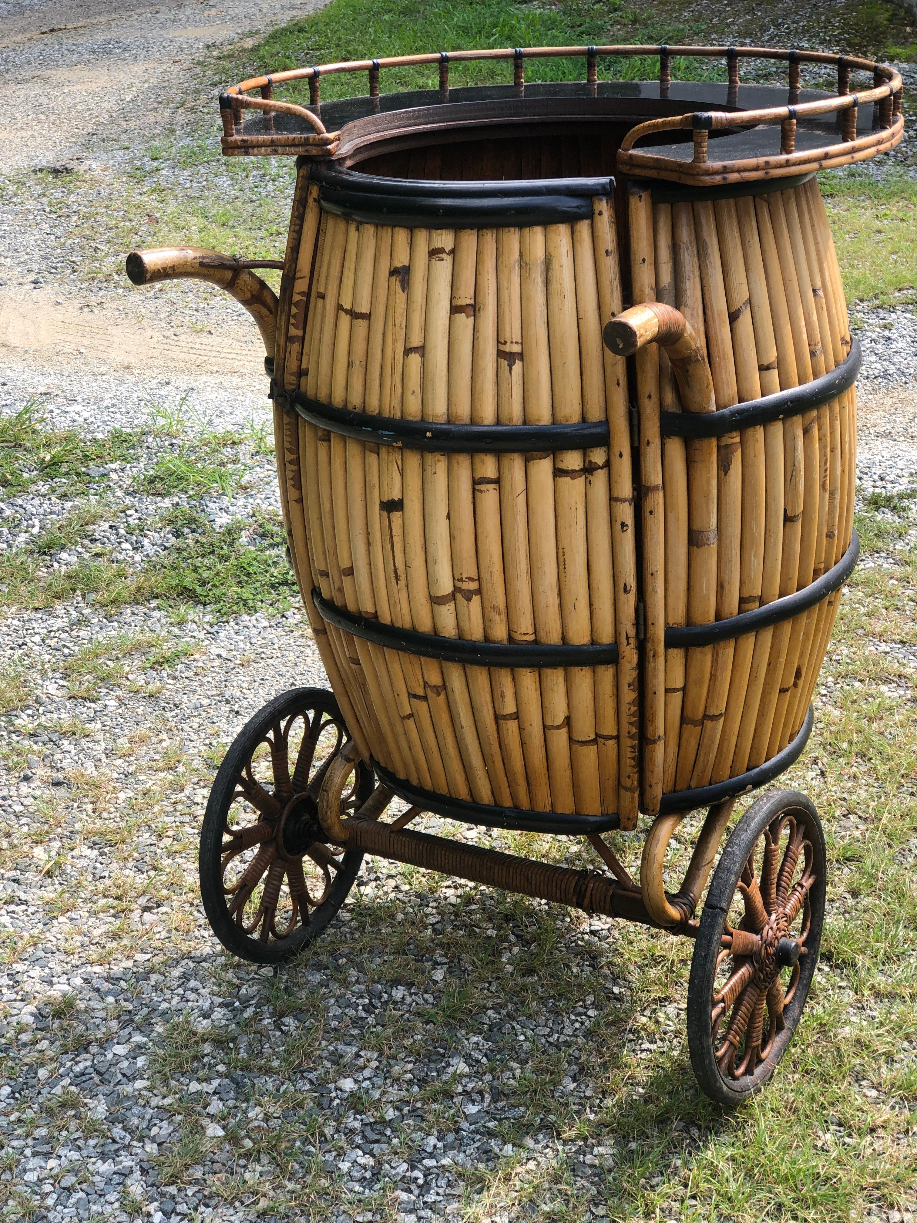 Bar vintage en rotin en forme de tonneau en vente 1