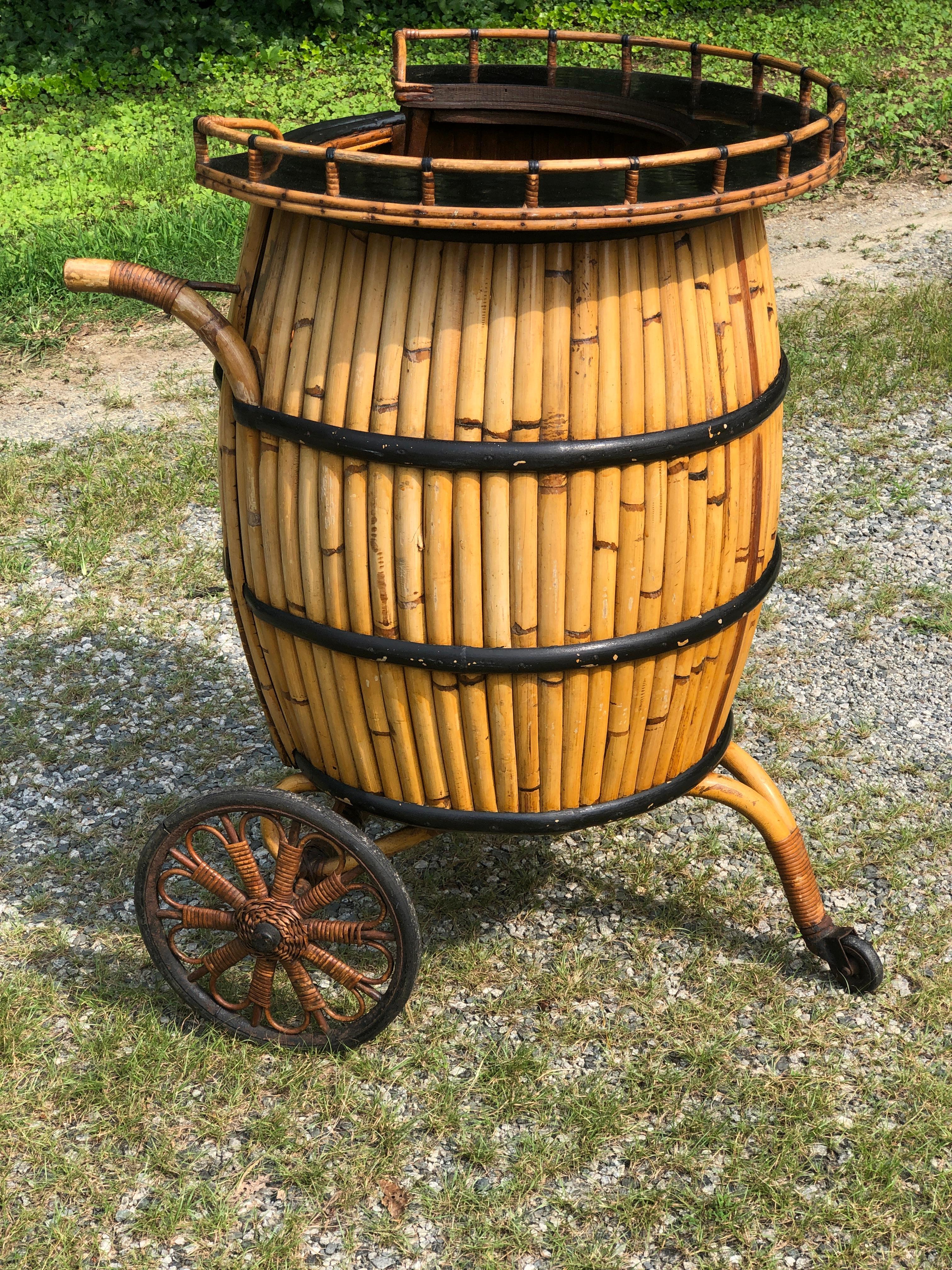 Bar vintage en rotin en forme de tonneau en vente 2