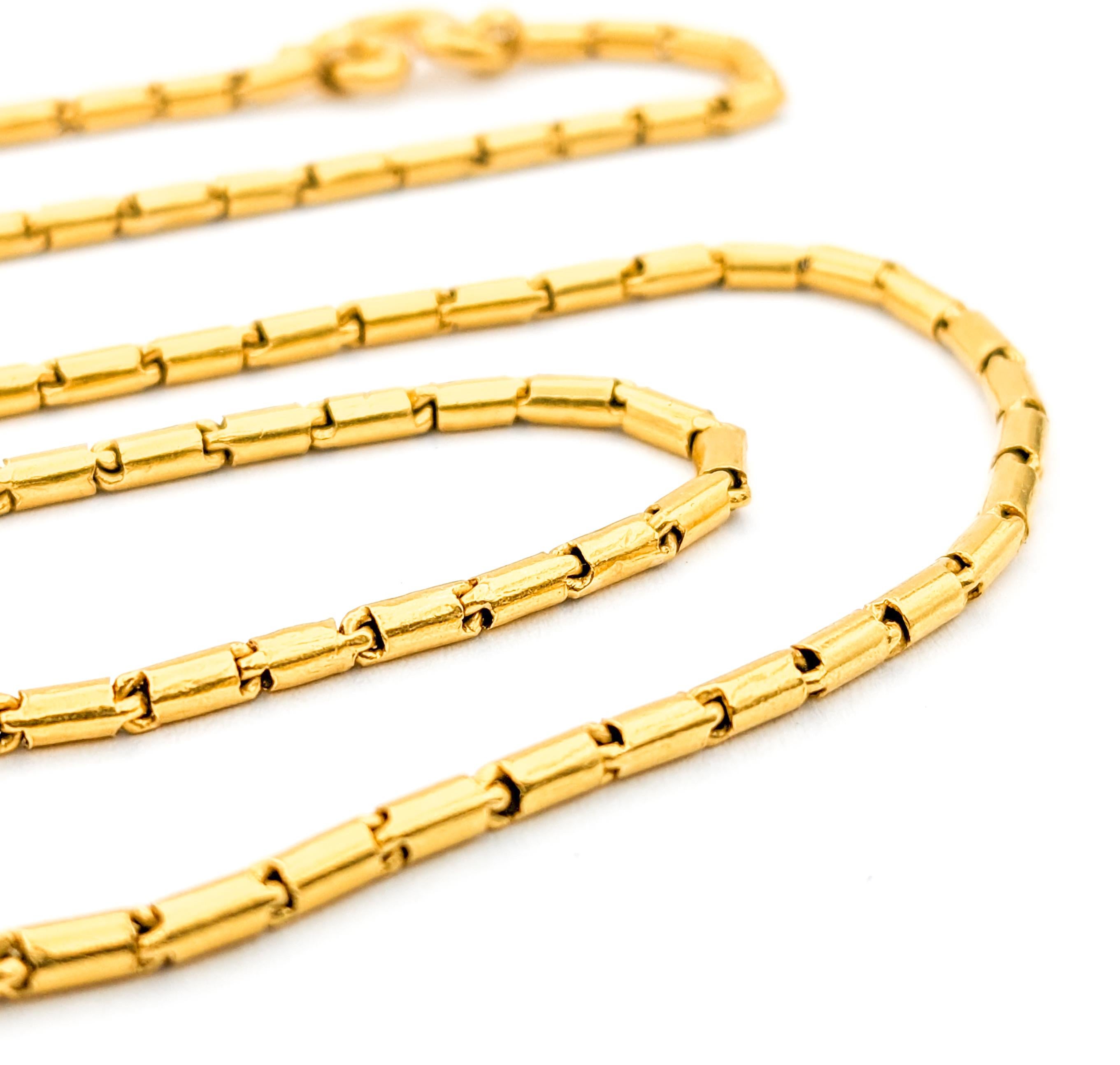 Collier à maillons baril vintage en or jaune 21 carats

Nous vous présentons notre exquis collier à chaîne, méticuleusement réalisé en or jaune luxueux 21 carats. Cette magnifique pièce présente un design unique de maillons en forme de tonneau, avec