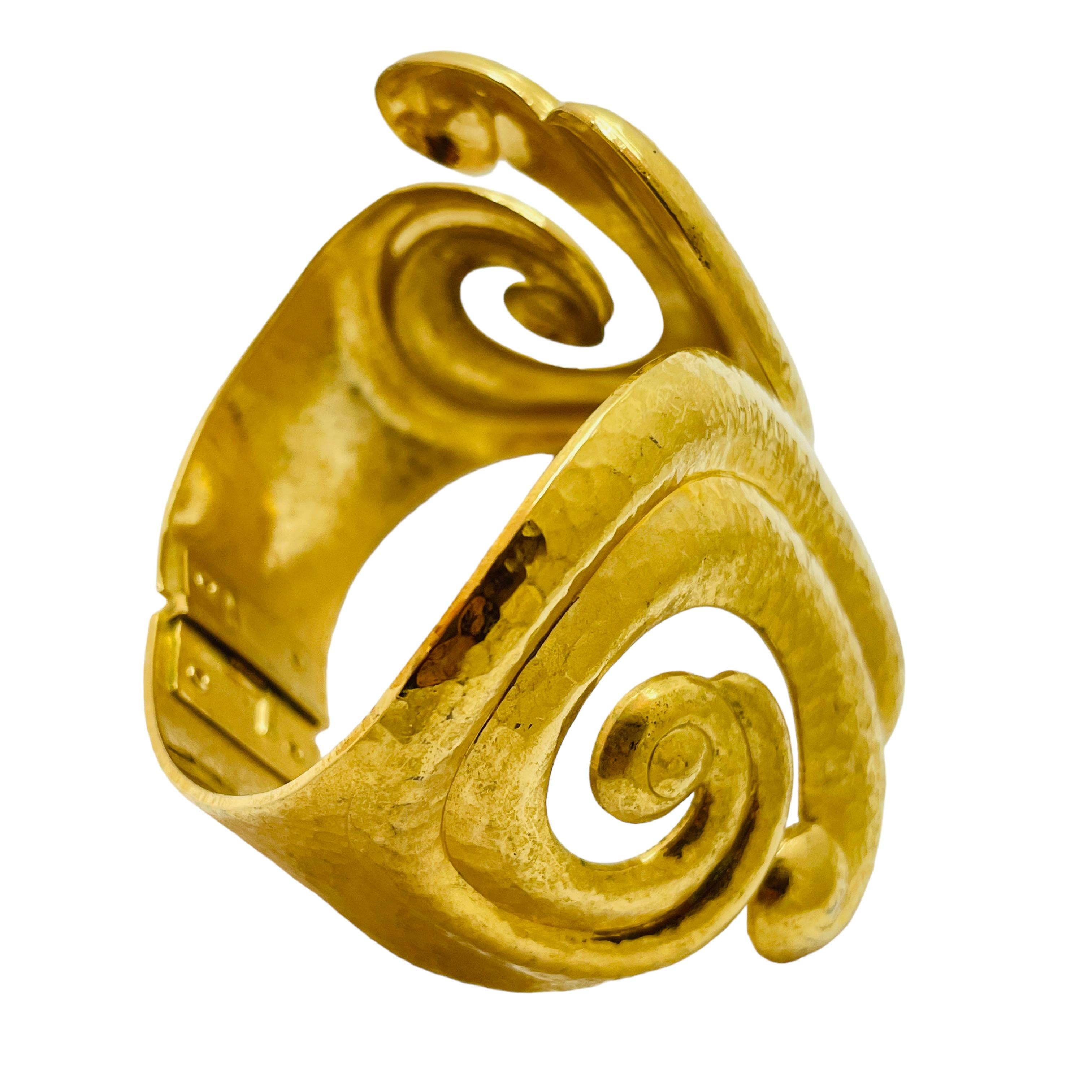 DETAILS

• signed  BARRERA for AVON

• gold tone with

• vintage designer runway bracelet

MEASUREMENTS

•

CONDITION

• good vintage condition with some signs of wear

Sku 36

❤️❤️ VINTAGE DESIGNER JEWELRY ❤️❤️

❤️❤️ ALEXANDER’S BOUTIQUE ❤️❤️