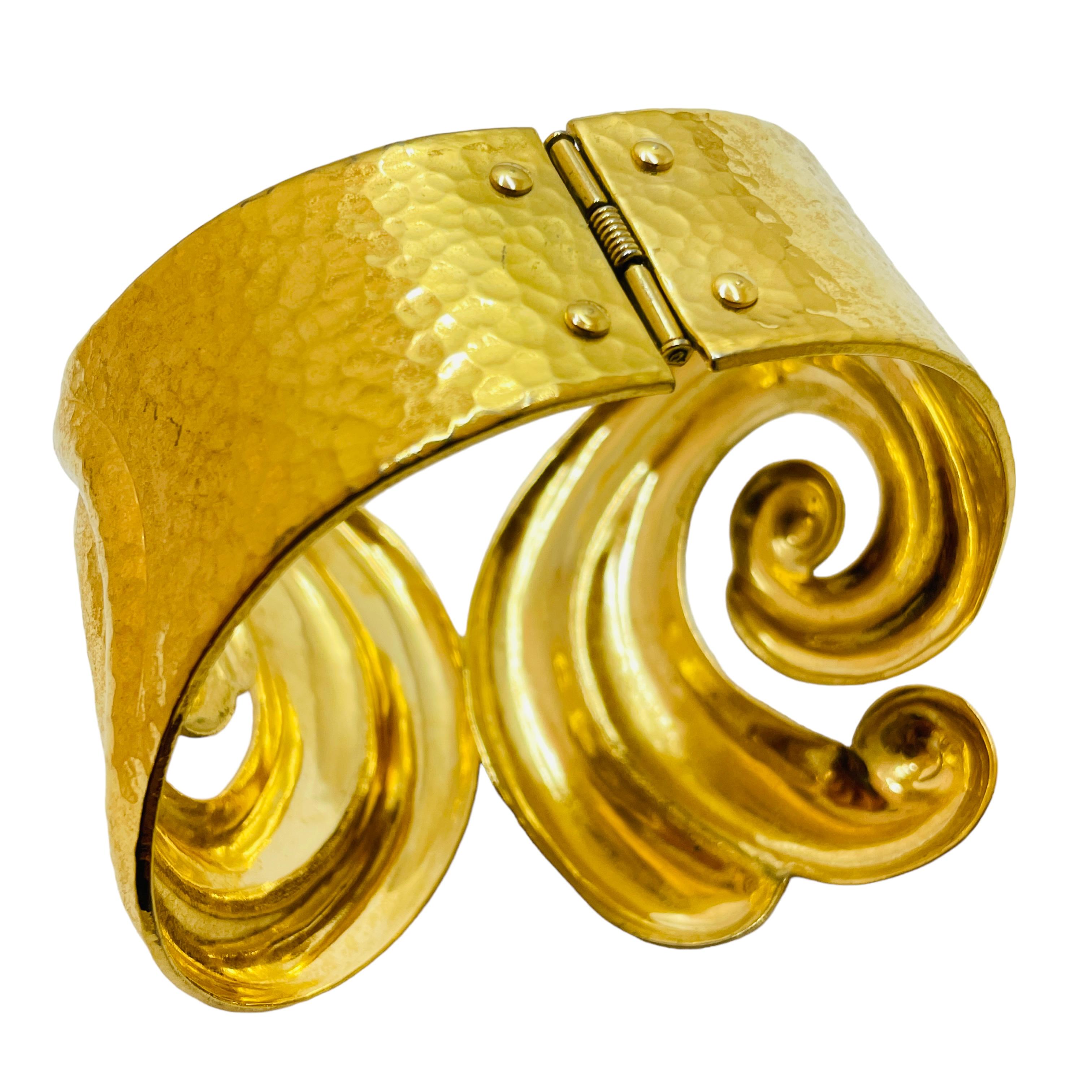 BARRERA AVON, bracelet de défilé moderniste vintage en or mat Bon état - En vente à Palos Hills, IL