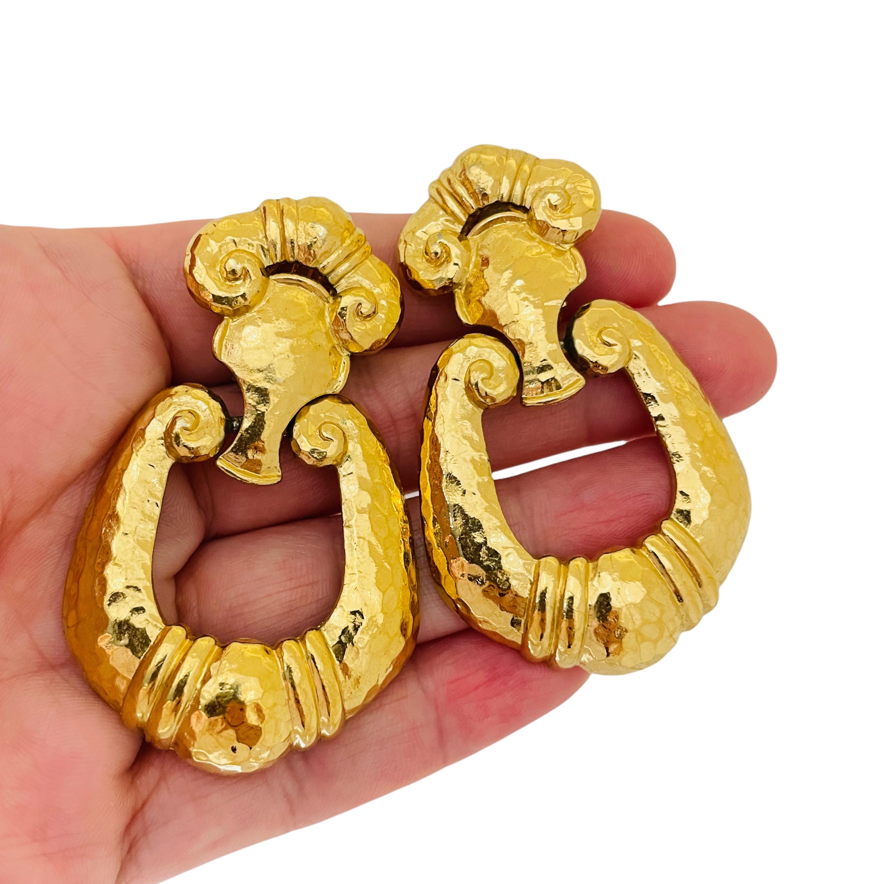 Vintage BARRERA for AVON huge gold door knocker designer runway clip on earrings In Good Condition For Sale In Palos Hills, IL