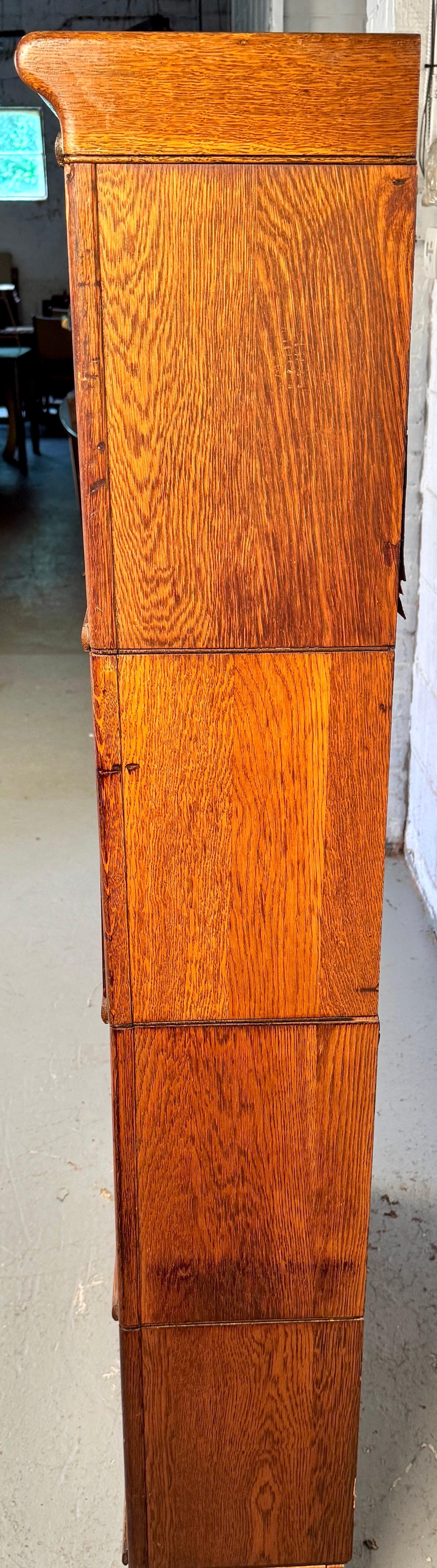Aggiungi un'eleganza senza tempo e una bellezza funzionale alla tua casa o al tuo ufficio con questa libreria componibile vintage 