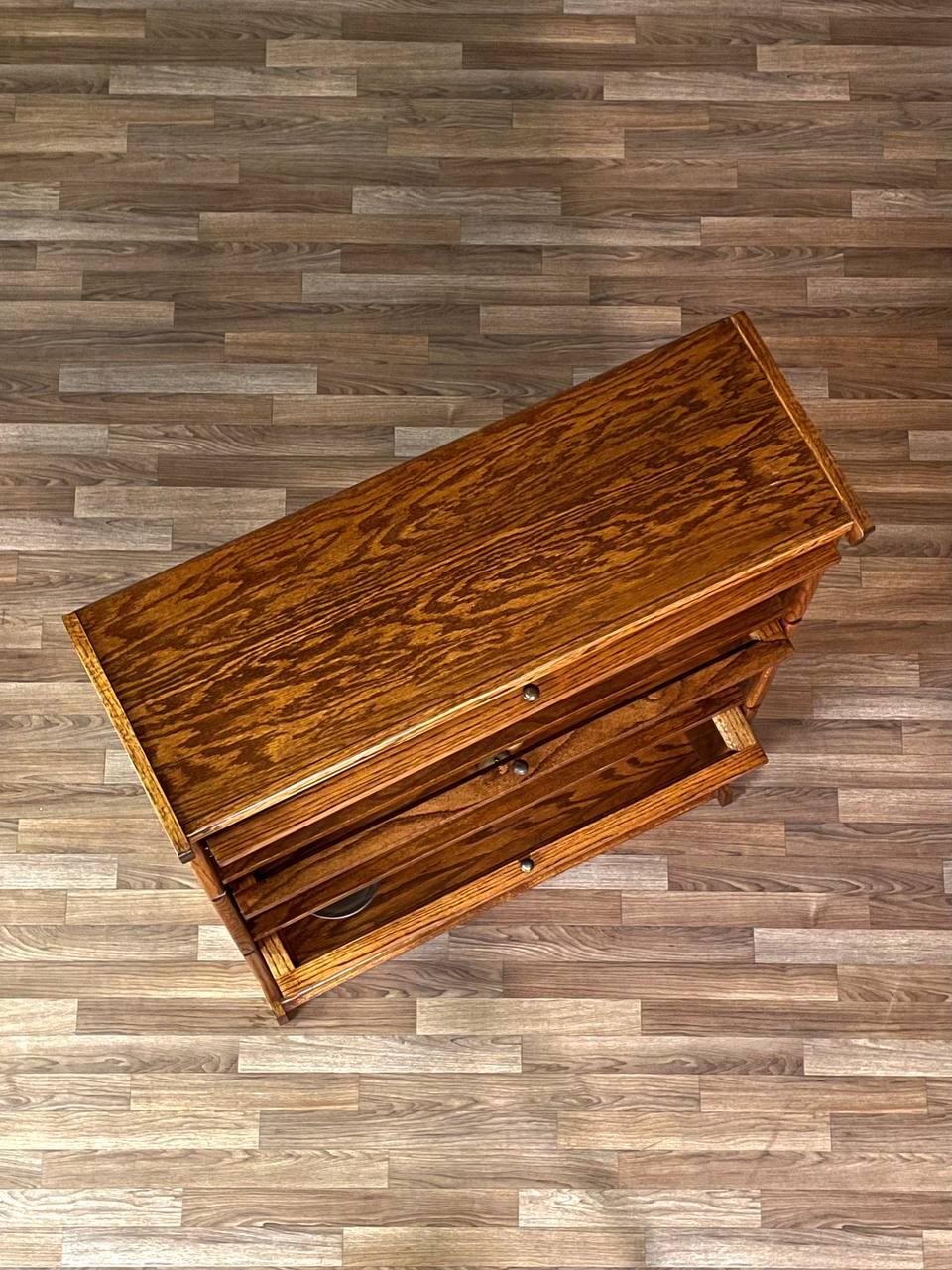 Vintage Barristers Oak & Glass 3-Tier Bookcase Shelf Cabinet In condizioni buone in vendita a Los Angeles, CA