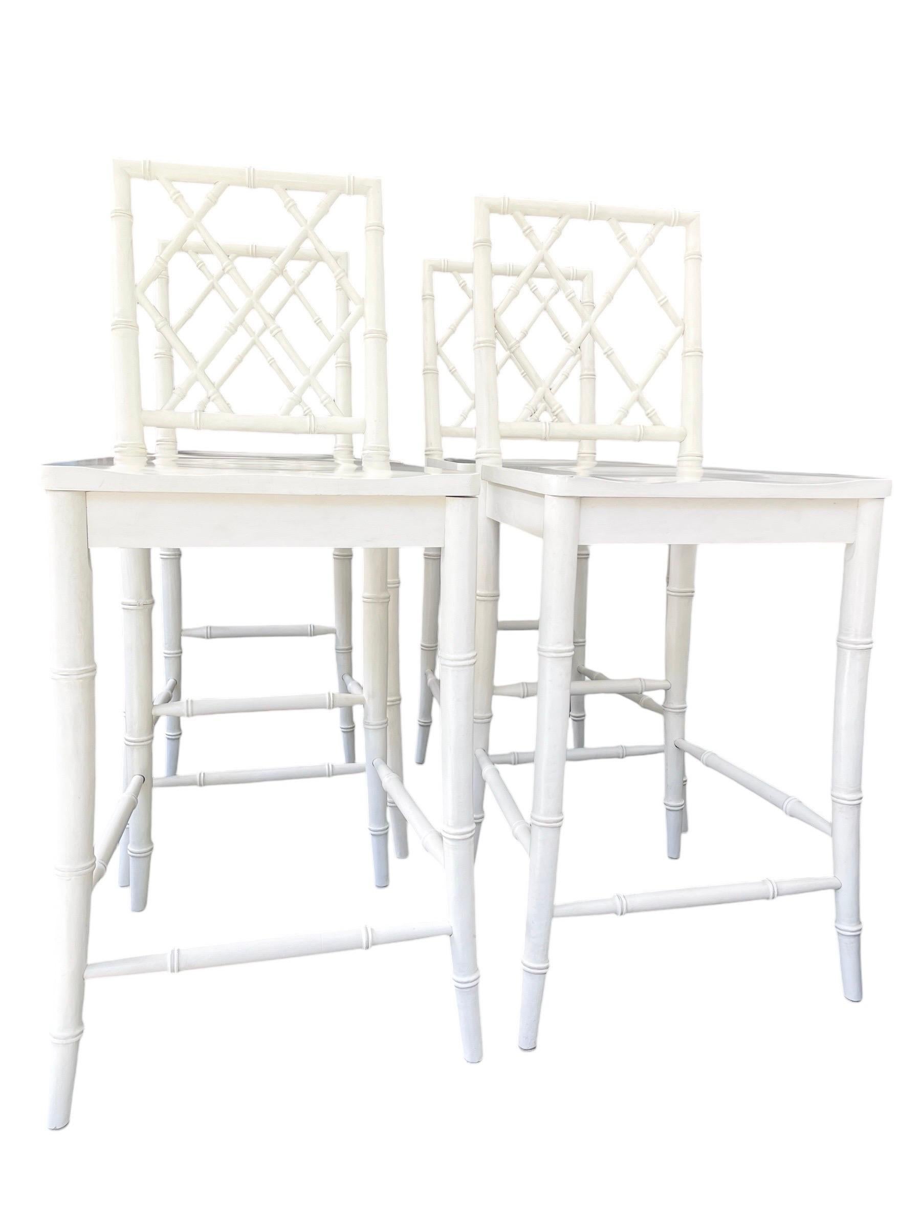 Precioso juego de 4 taburetes de bar de madera maciza imitación bambú en excelente estado. Pequeños signos de desgaste, si los hay.

Precioso juego de taburetes de bar blancos estilo playa de palma de madera maciza.

