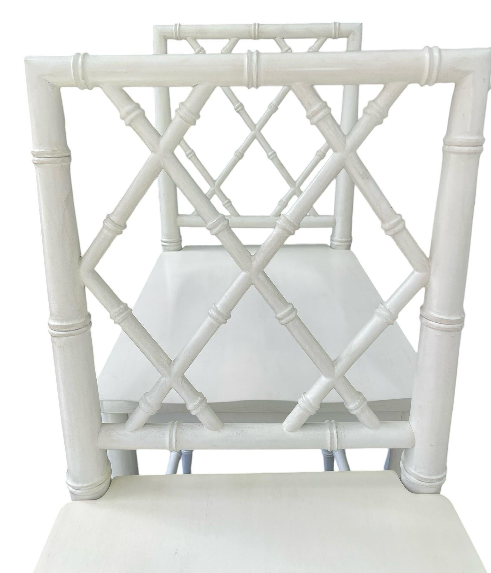 Taburetes de bar Vintage Taburete de bar de bambú sintético Juego de taburetes de bar blancos Palm Beach siglo XX en venta