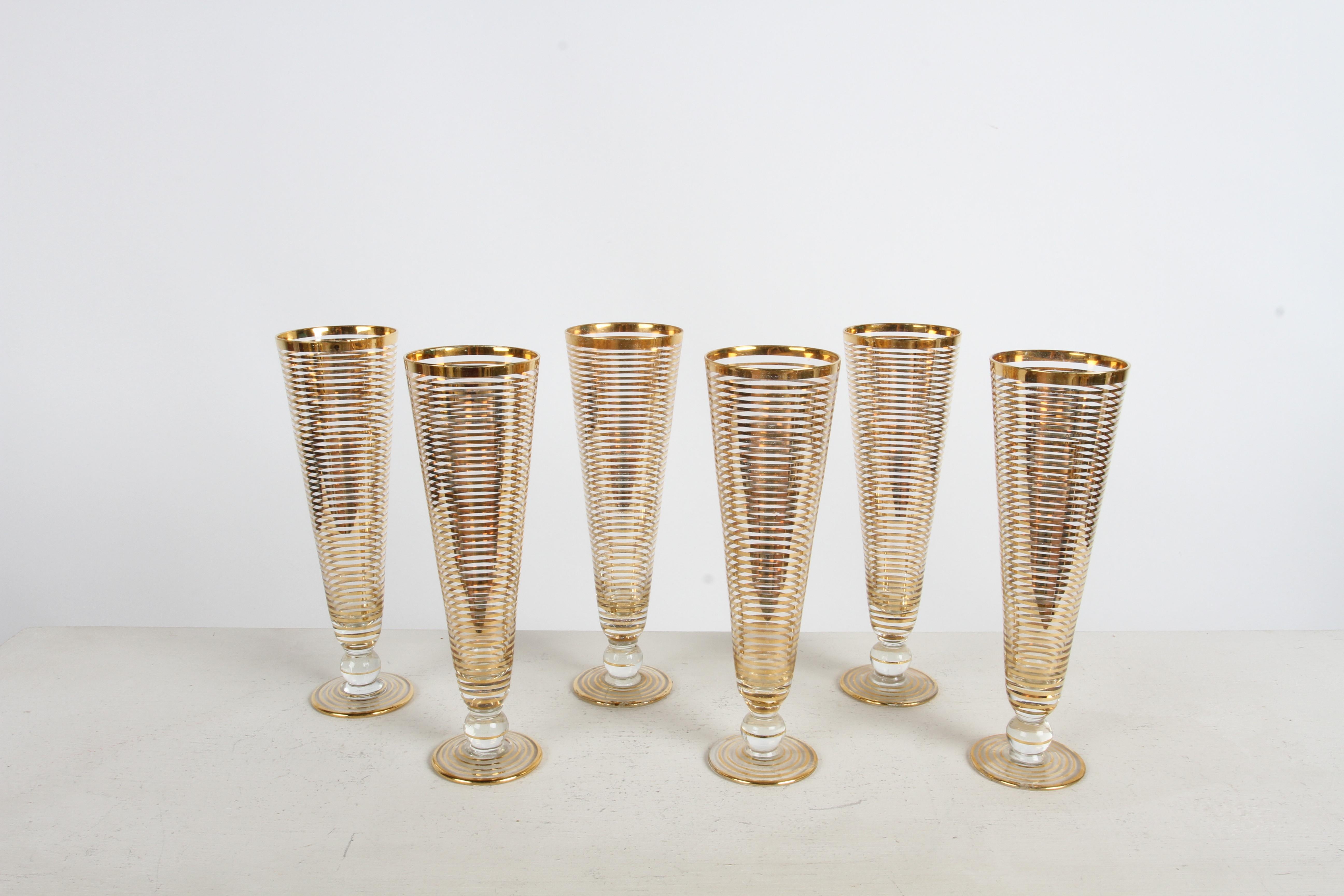 Artículos de bar Vintage de mediados de siglo, perfectos para las fiestas o Nochevieja, estas festivas y glamurosas copas de champán altas de cristal cónico con franjas de oro de 22 quilates aplicadas. Algo de desgaste en el oro, ver fotos. lavar