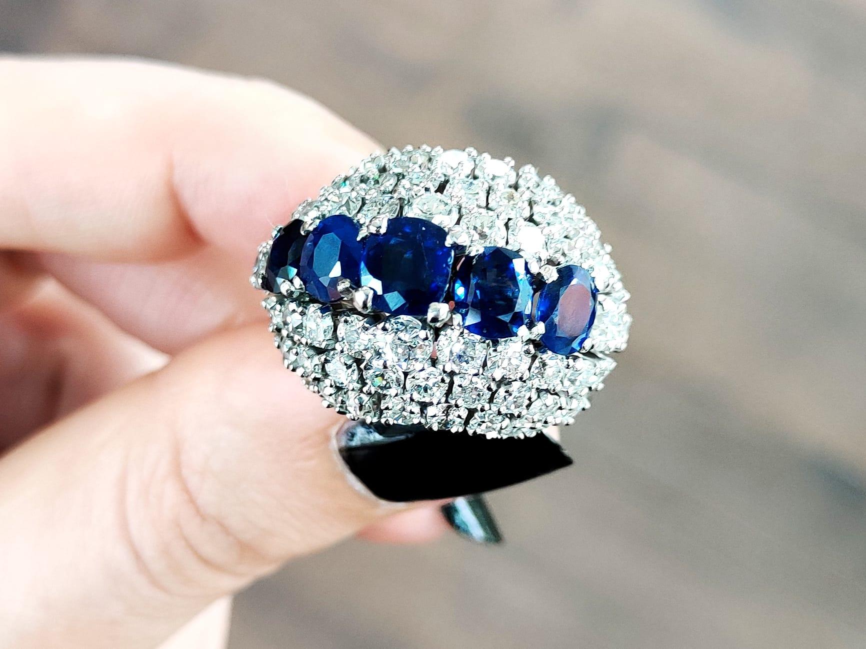 Taille ronde Bague robe vintage en or blanc 18 carats avec saphirs basaltiques et diamants en vente