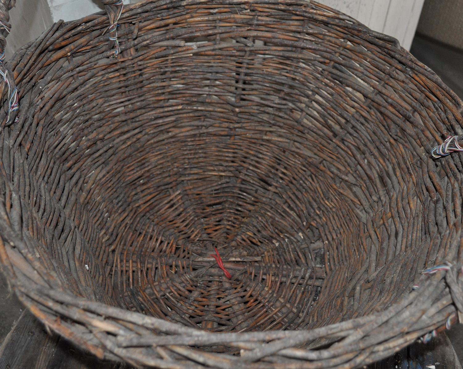 Vintage Basket with Handles from Hungary, circa 1940s In Good Condition For Sale In Lábatlan, HU