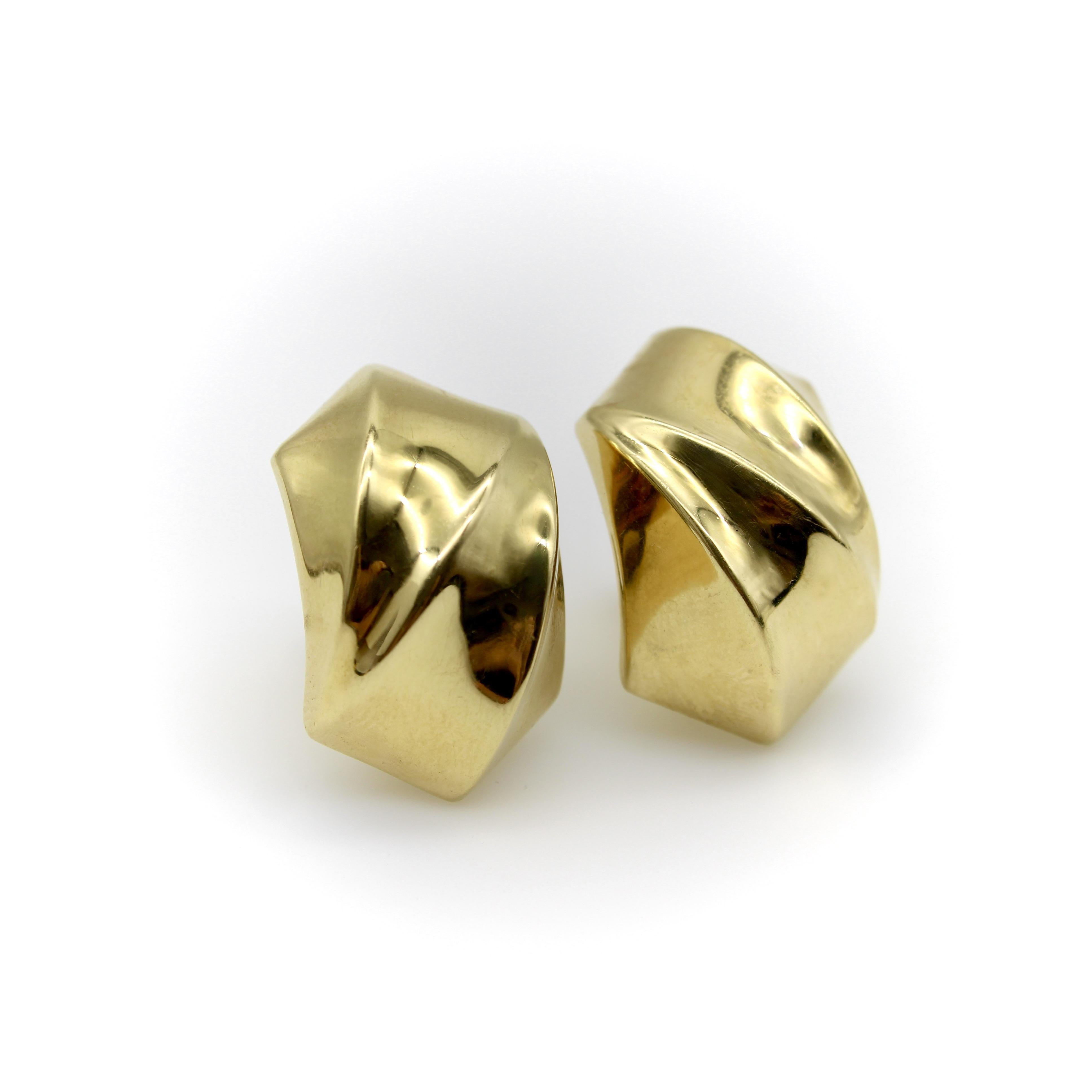 Diese Vintage-Ohrringe aus 18-karätigem Gold haben eine tolle skulpturale Form, die modern und raffiniert ist. Ihr Design besteht aus einer Reihe länglicher Dreiecke, die die Flächen ihrer Oberfläche bilden und einer Kurve folgen, die eine schöne