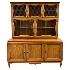 Mobile Bassett Furniture d'epoca con ante in vetro e filo di ferro