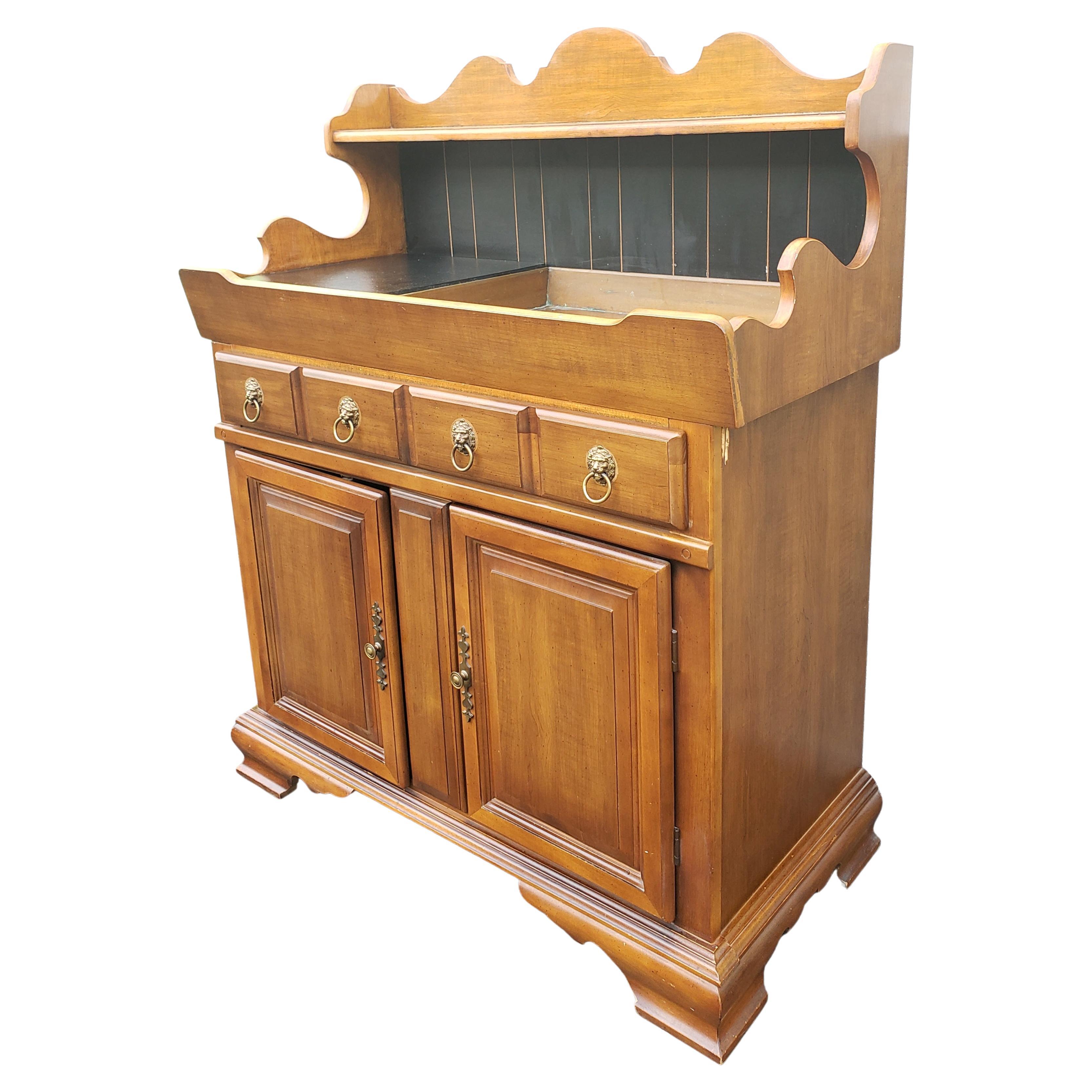 Classique américain Vintage Bassett Maple Dry Sink Cabinet with Copper Lined Basin en vente