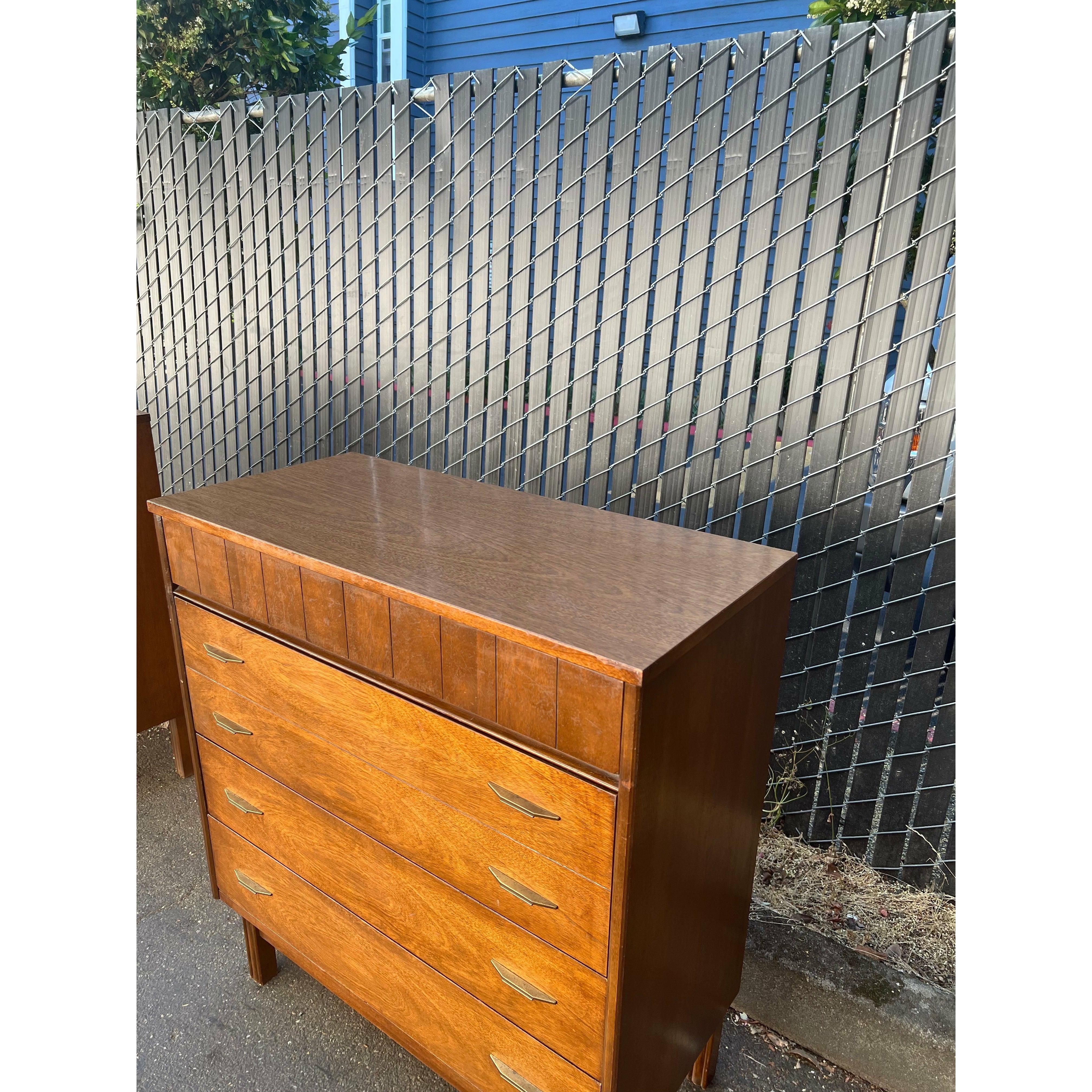 Vintage Bassett Moderne Kommode mit 4 Schubladen, Mid-Century Modern, Kommode/Schrank/Aufbewahrung im Zustand „Gut“ im Angebot in Seattle, WA
