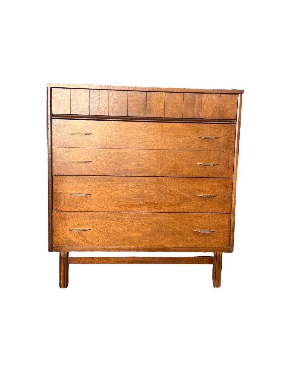 Vintage Bassett Mid-Century Modern 4 drawer dresser cabinet storage with drawer

Dimensions. 38 W ; 42 H ; 18 D.