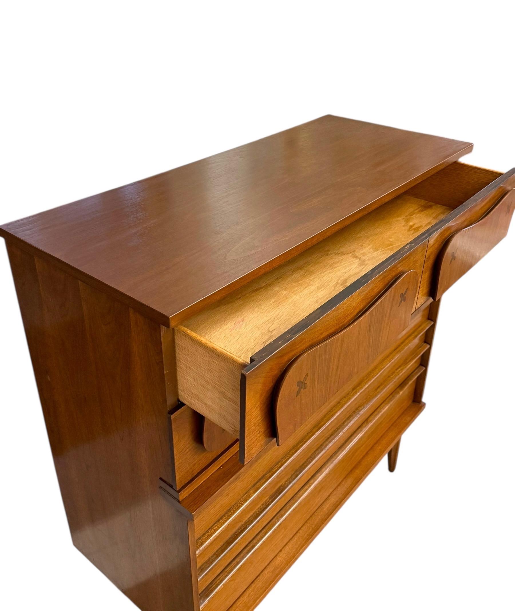 Vintage Bassett Monterey Mid-Century Walnut 5-Drawer and 9-Drawer Dresser set. For Sale 4