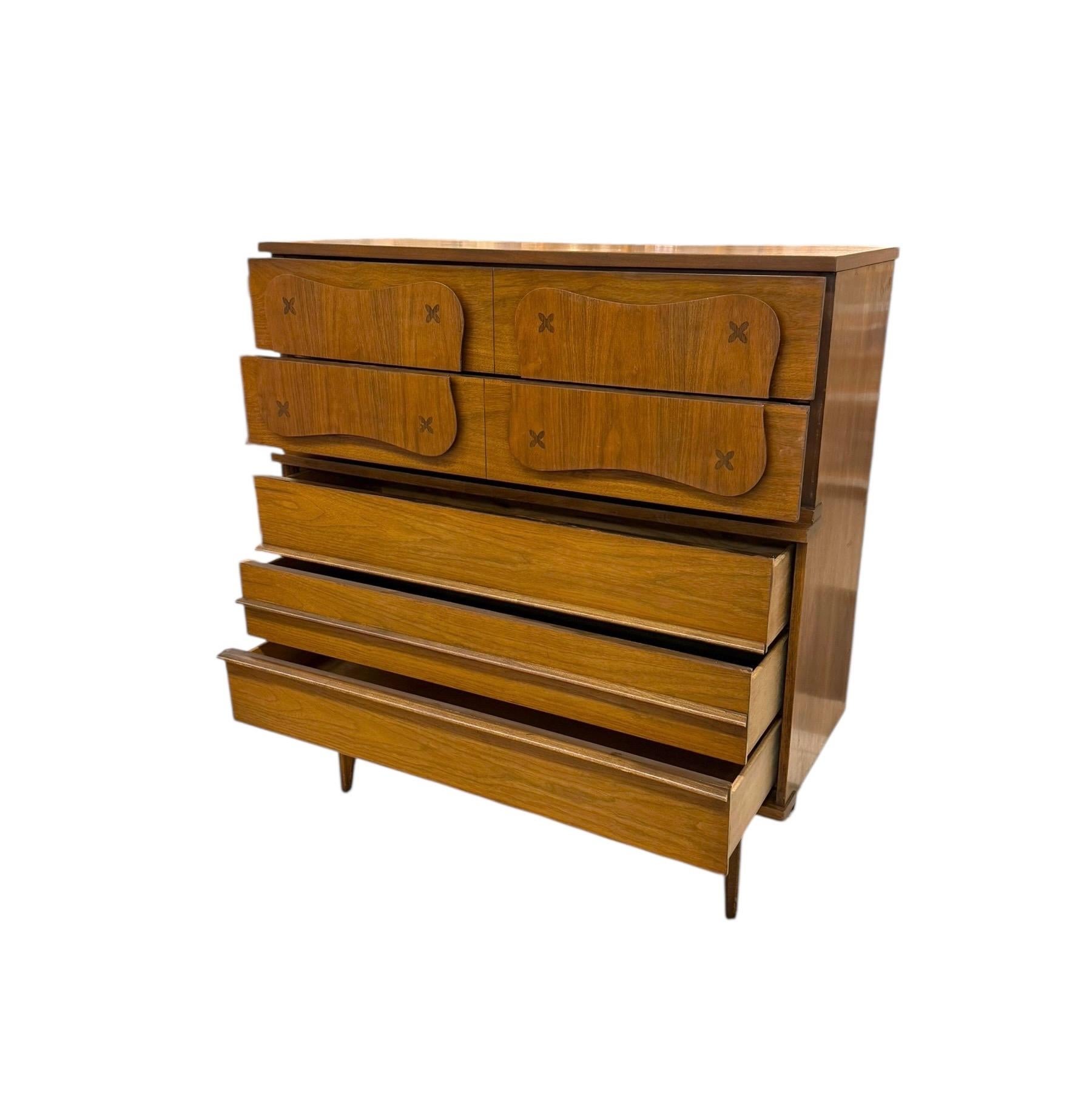 Vintage Bassett Monterey Mid-Century Walnut 5-Drawer and 9-Drawer Dresser set. For Sale 5
