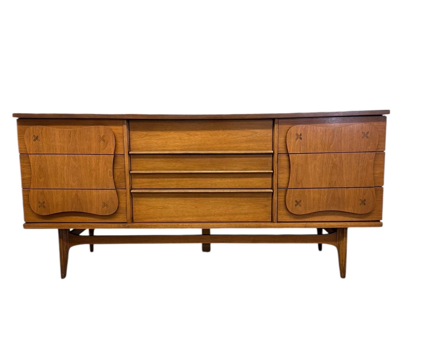 Mid-Century Modern Vintage Bassett Monterey Mid-Century Walnut 5-Drawer and 9-Drawer Dresser set. For Sale