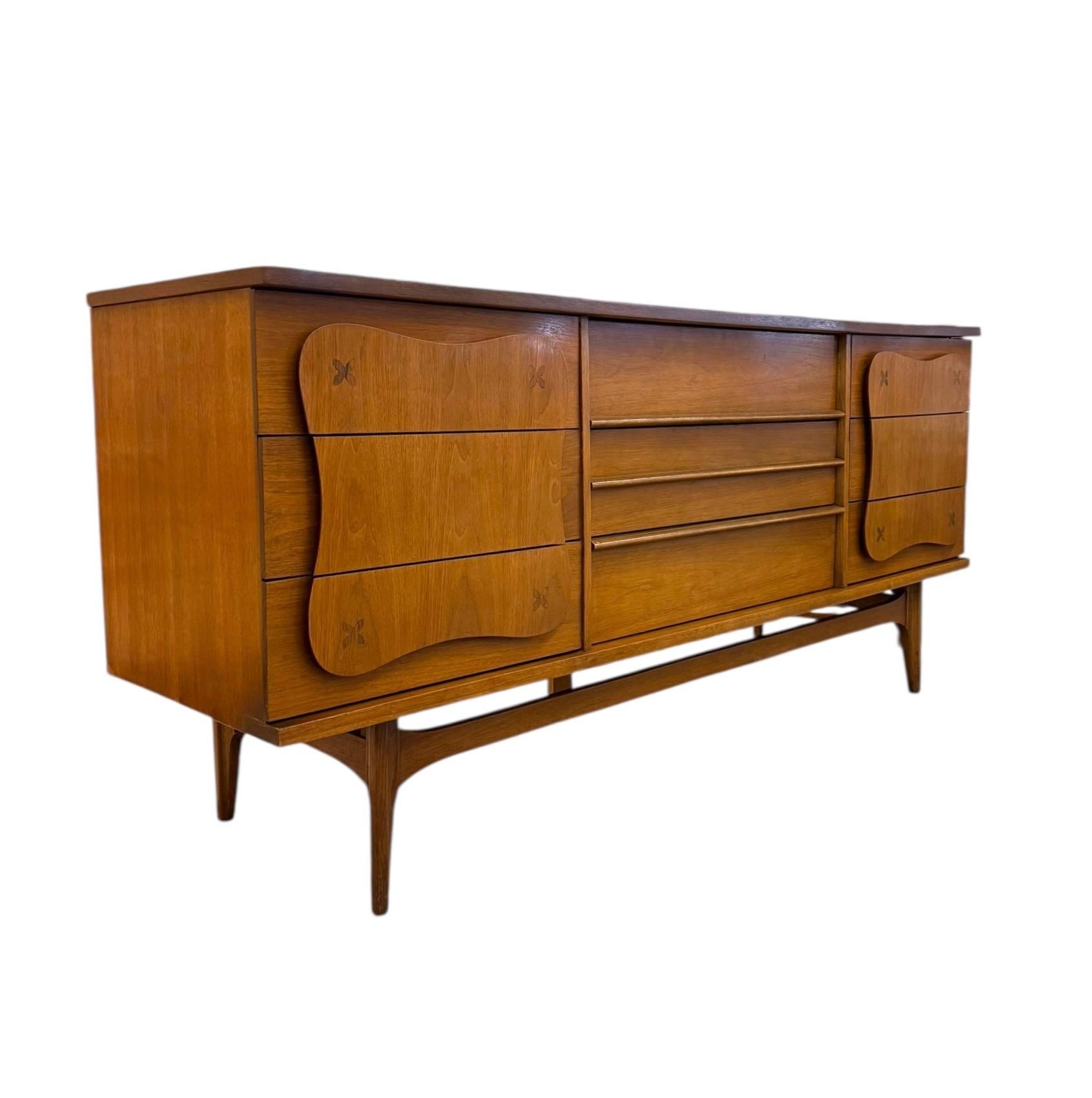 Vintage Bassett Monterey Mid-Century Walnut 5-Drawer and 9-Drawer Dresser set. In Good Condition For Sale In Seattle, WA