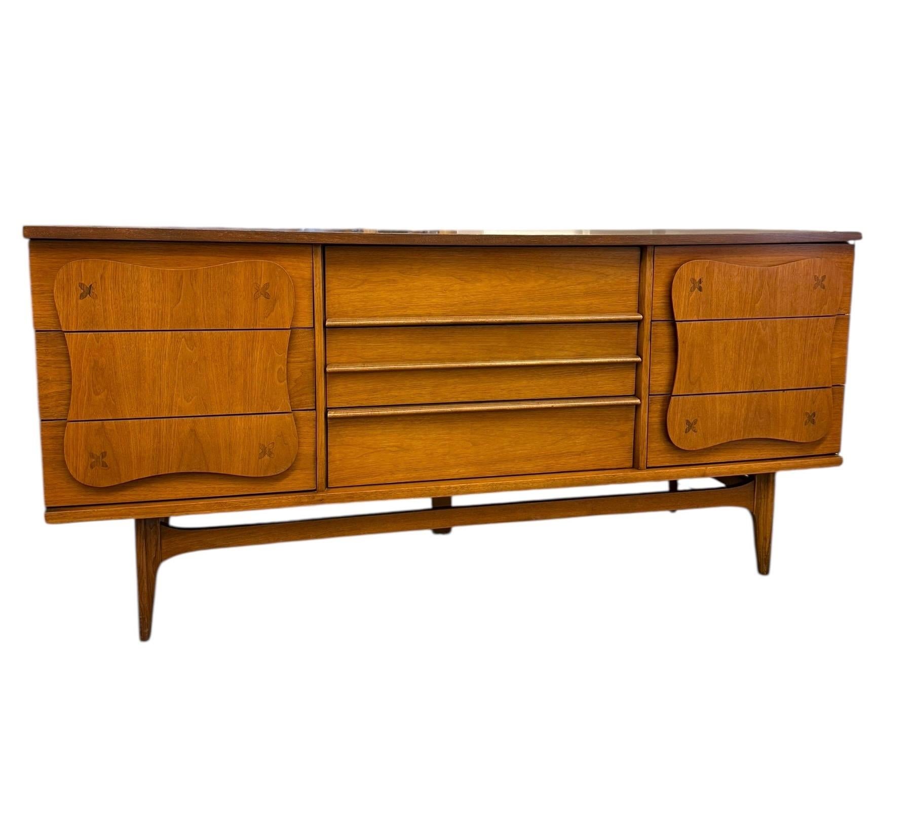 Mid-20th Century Vintage Bassett Monterey Mid-Century Walnut 5-Drawer and 9-Drawer Dresser set. For Sale