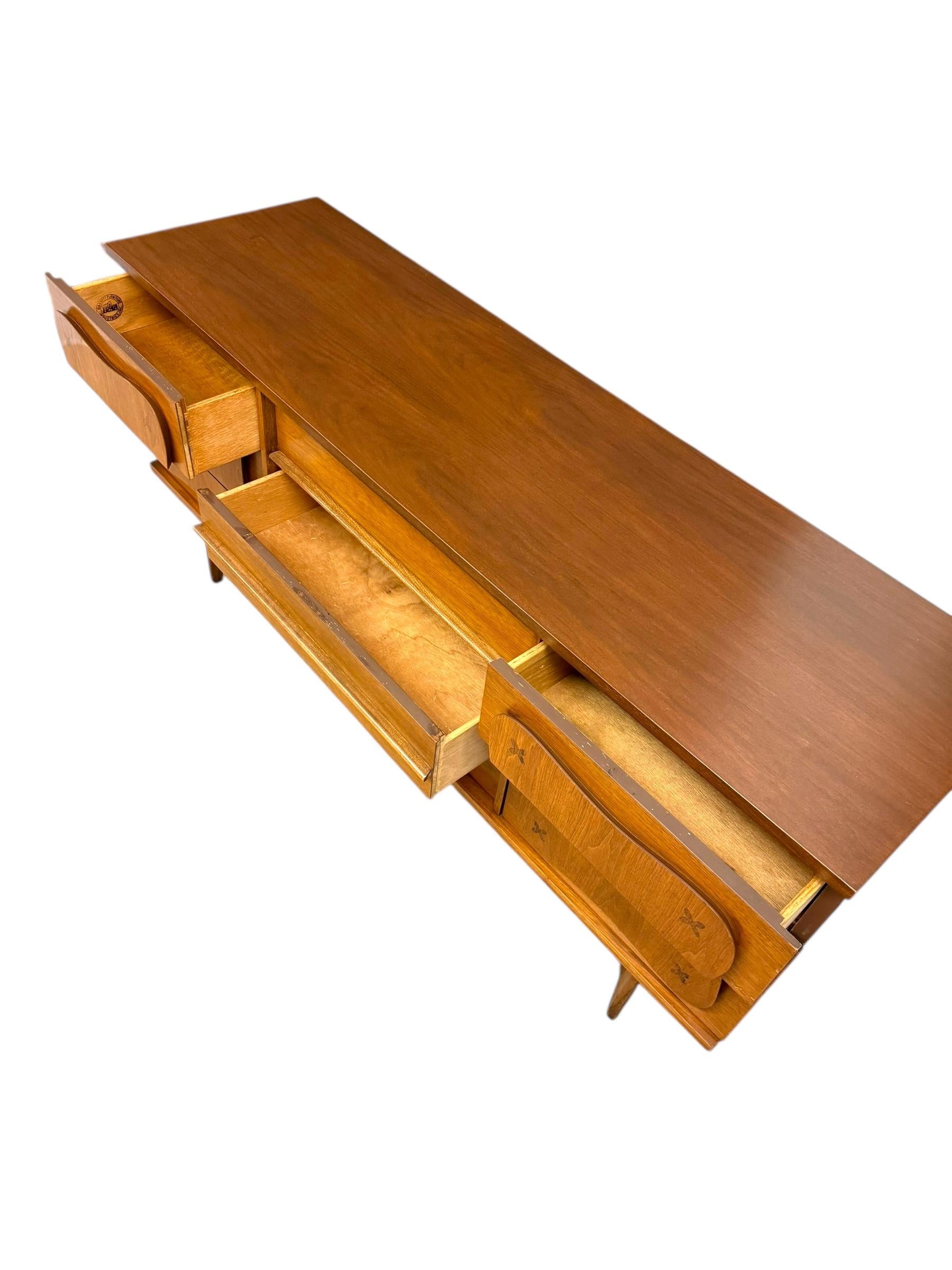 Vintage Bassett Monterey Mid-Century Walnut 5-Drawer and 9-Drawer Dresser set. For Sale 1