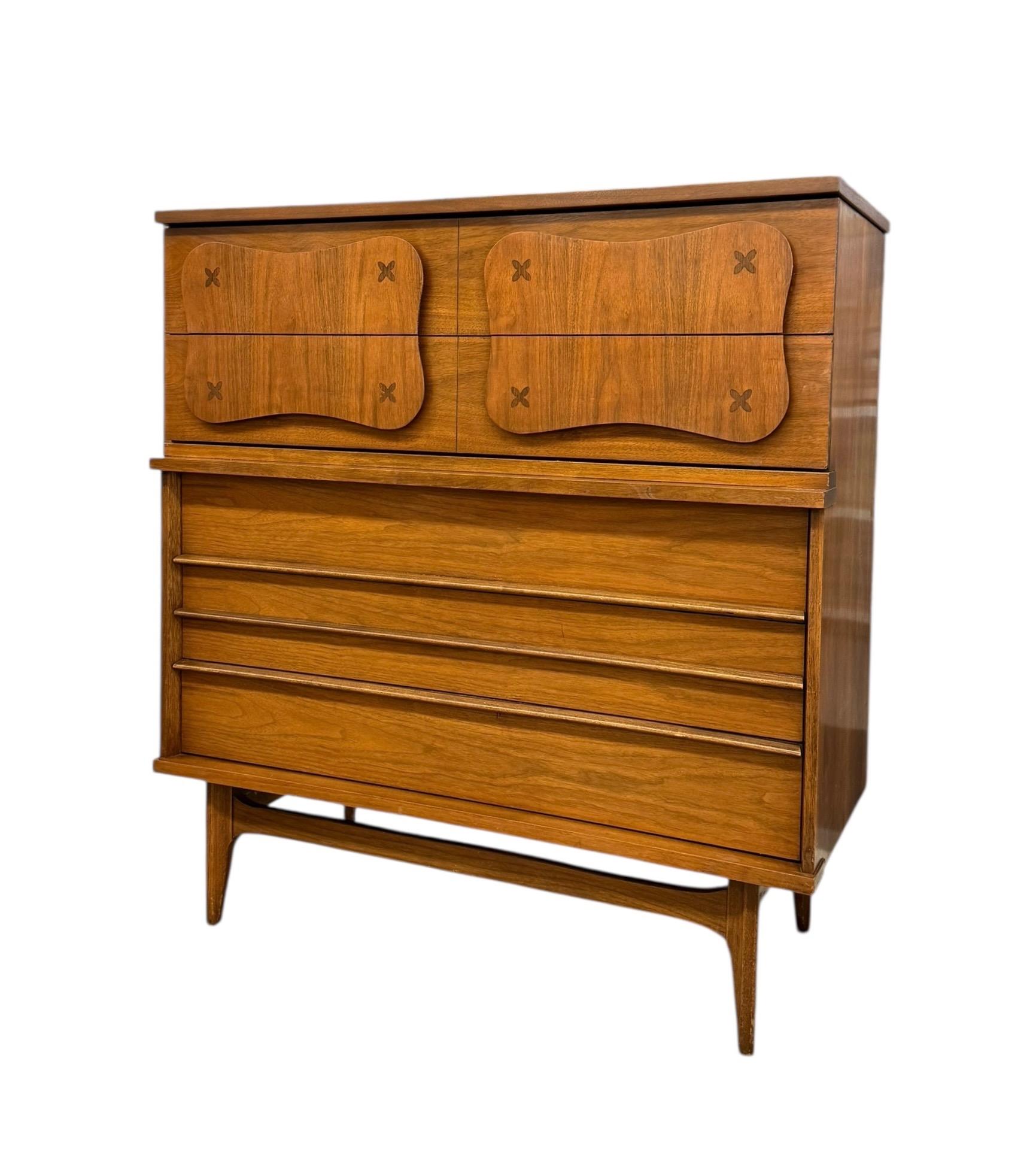 Vintage Bassett Monterey Mid-Century Walnut 5-Drawer and 9-Drawer Dresser set. For Sale 2