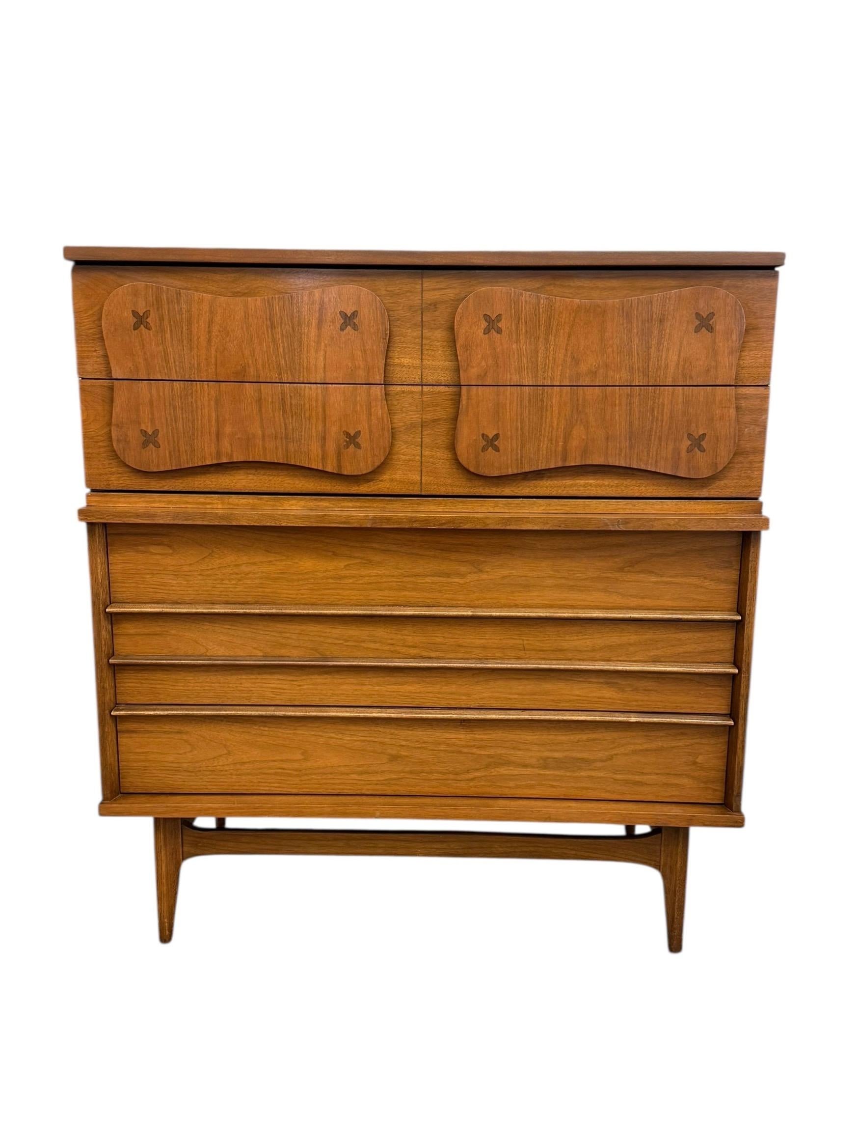 Vintage Bassett Monterey Mid-Century Walnut 5-Drawer and 9-Drawer Dresser set. For Sale 3