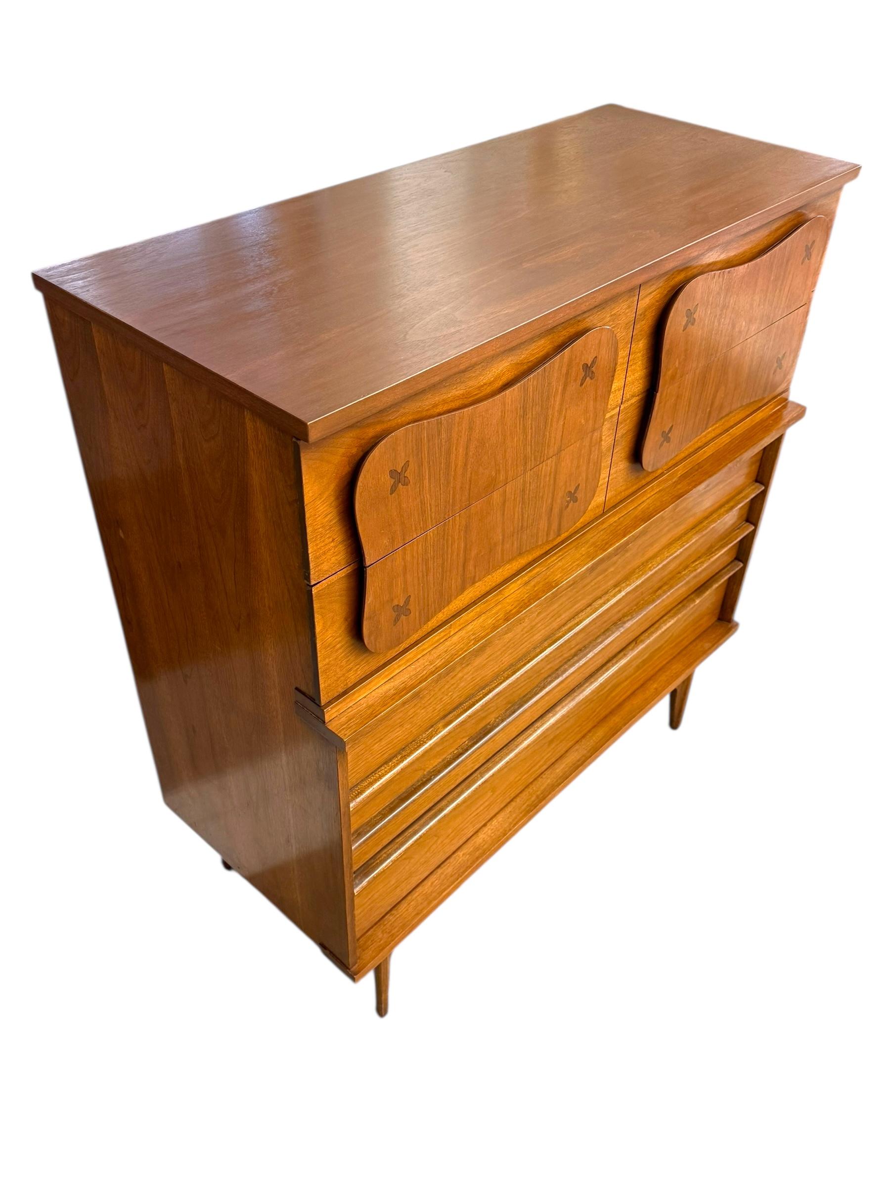 Vintage Bassett Monterey Mid-Century Walnut 5 Drawer Dresser by Leo Jiranek 1963 In Good Condition For Sale In Seattle, WA
