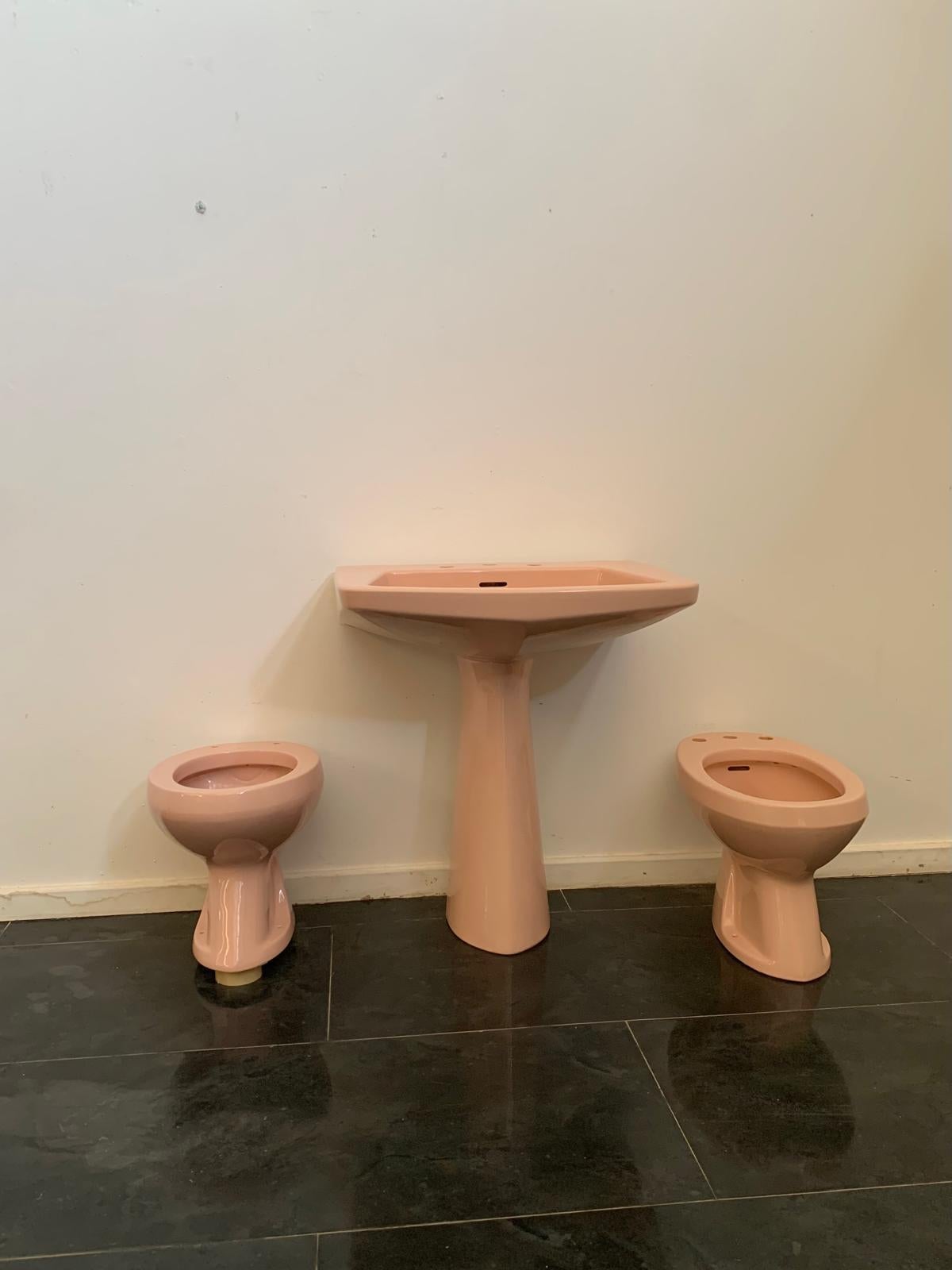 Ensemble complet de salle de bains - Série Zeta par Gio Ponti pour Ideal Standard
Comprend un lavabo avec piédestal, un bidet et un WC de la série Zeta, conçue par Gio Ponti pour Ideal Standard.
En dépouillant les installations de leurs 