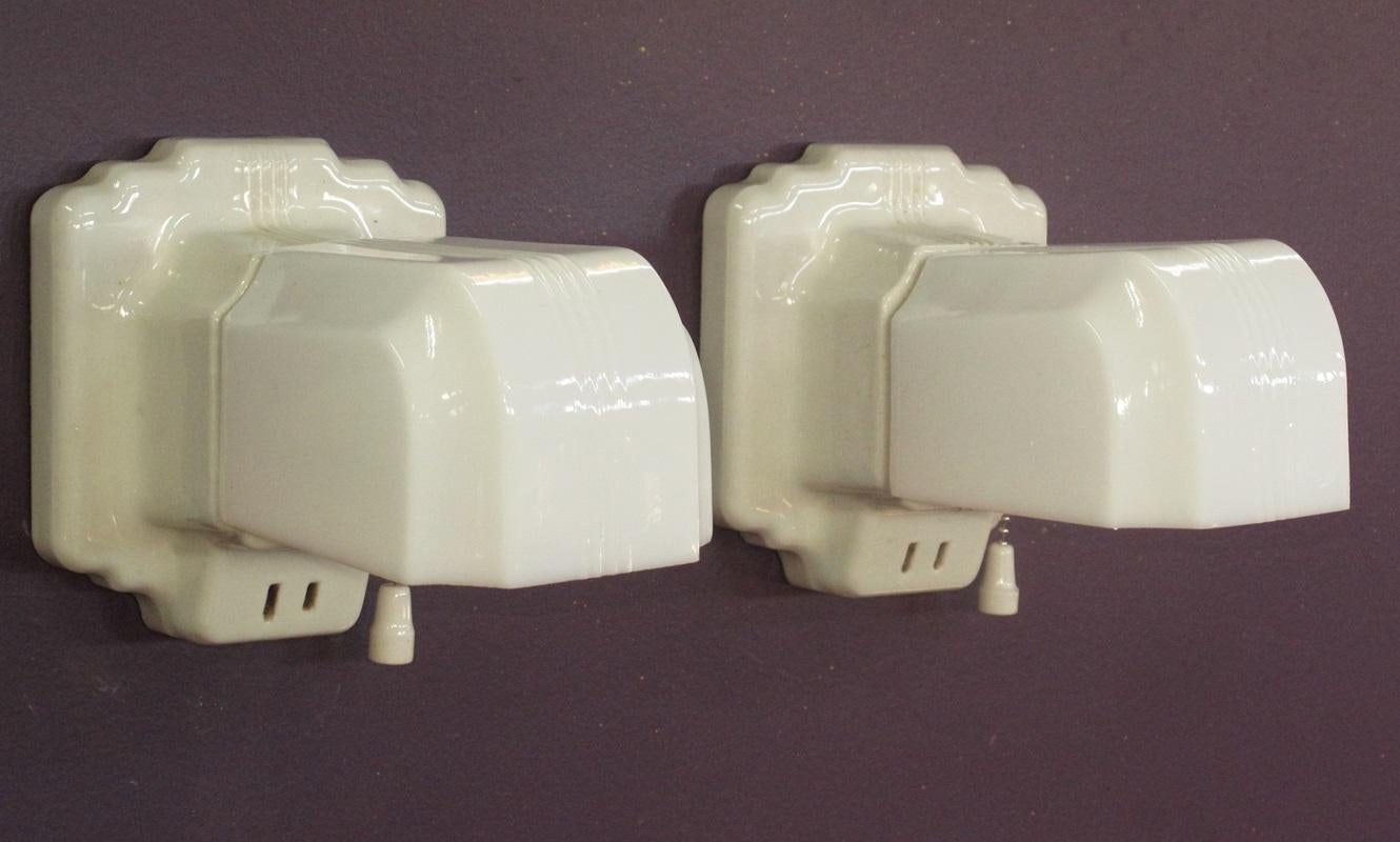 Prezzo al paio, con più di un paio disponibile.
Ideale per i bungalow o per il Mid-Century, per il bagno o per la cucina.
Porcellana bianca con paralumi in vetro latteo, tutti vintage. Uscita disattivata per motivi di sicurezza.
Firmato
