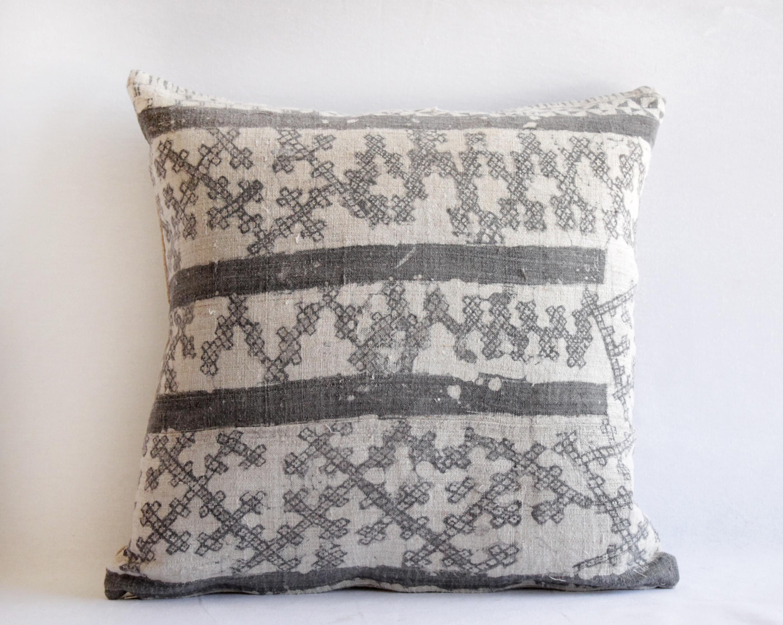 Vintage Batik accent pillow charcoal and natural linen
This is a beautiful vintage textile piece we have created into a pillow. The front side is a linen weave, light natural color background with a darker charcoal grey (faded black) batik pattern.