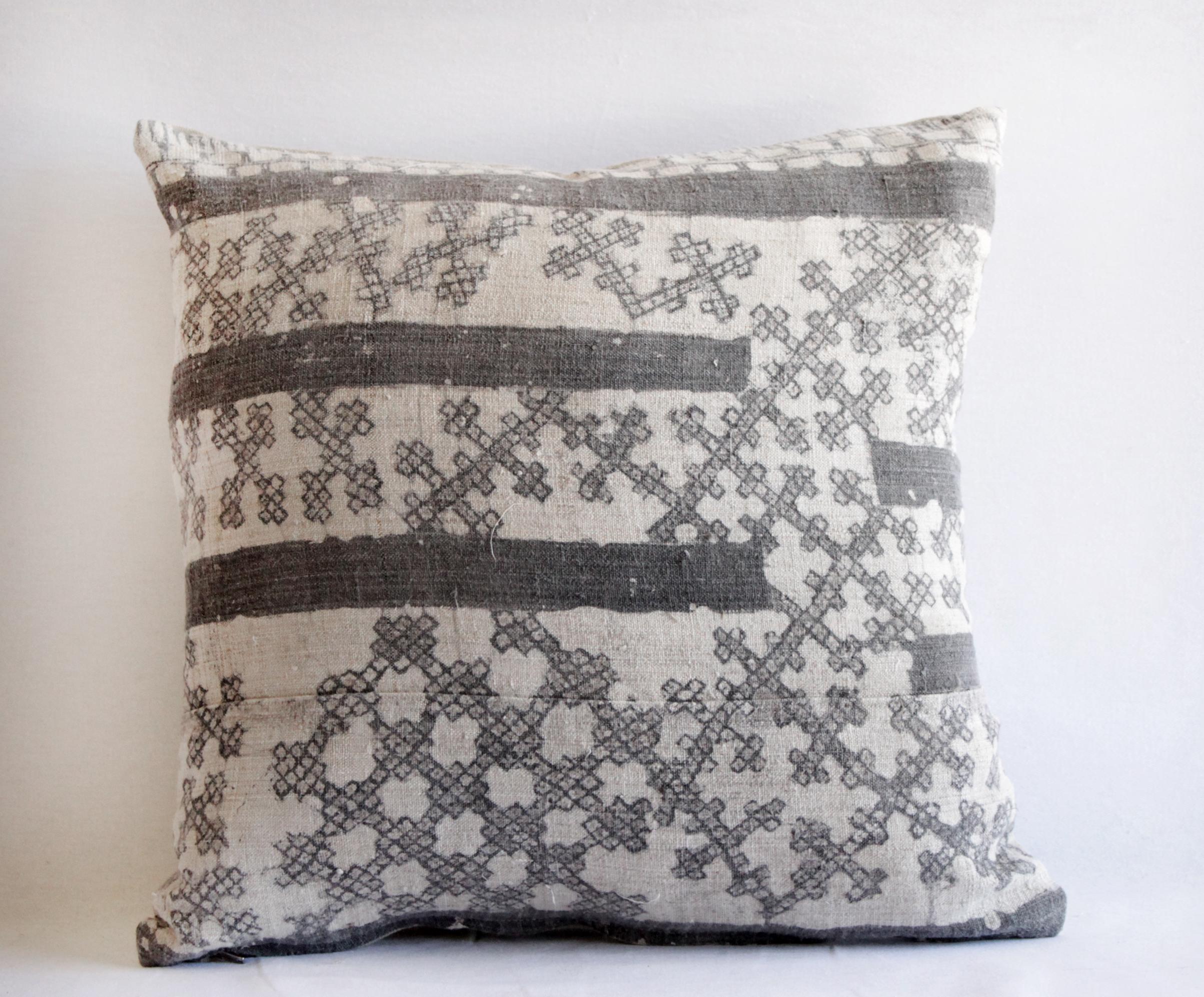 Vintage batik accent pillow charcoal and natural linen
This is a beautiful vintage textile piece we have created into a pillow. The front side is a linen weave, light natural color background with a darker charcoal grey (faded black) batik
